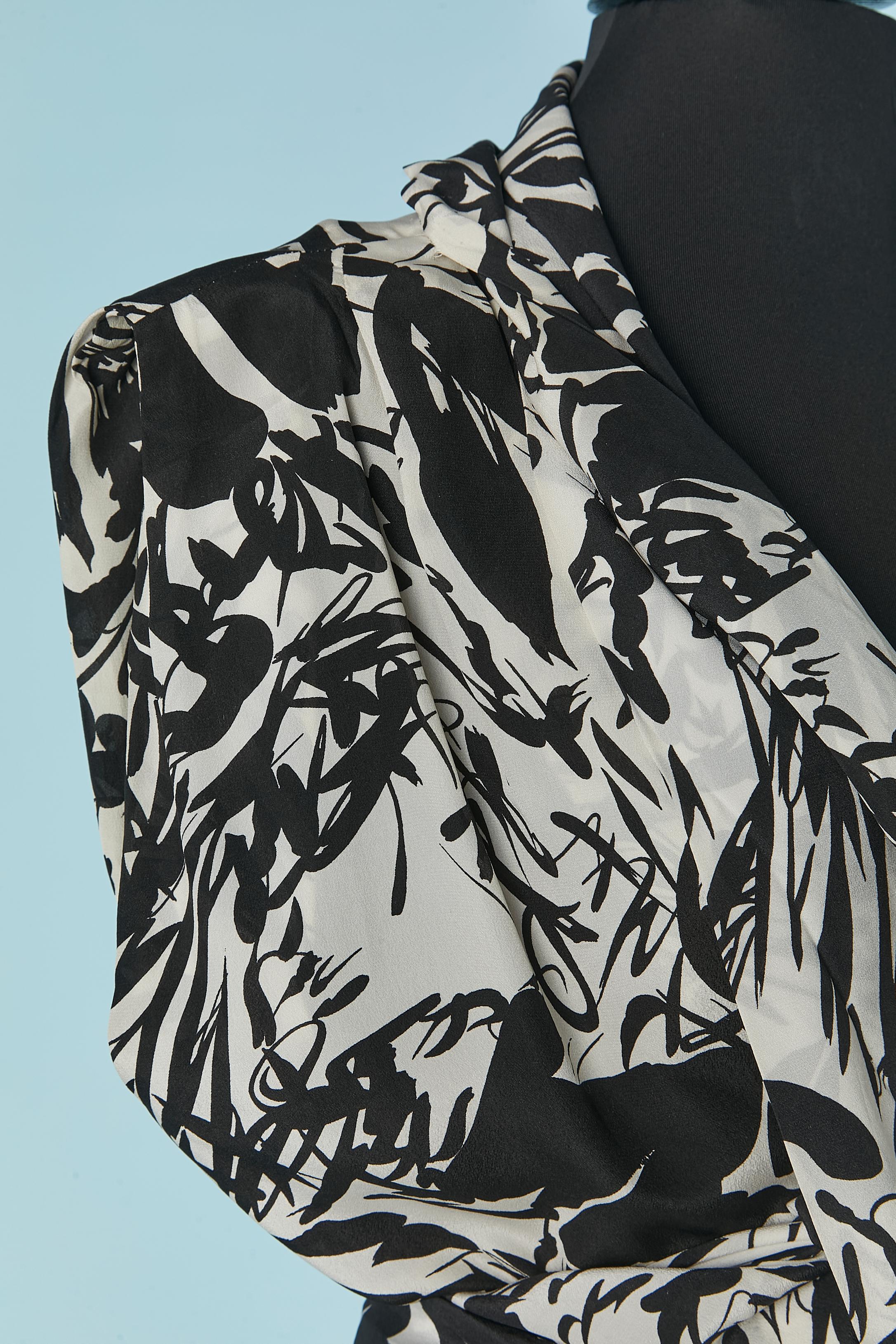 Silk wrapped dress with black and white print PIERRE CARDIN PRESTIGE In Excellent Condition For Sale In Saint-Ouen-Sur-Seine, FR