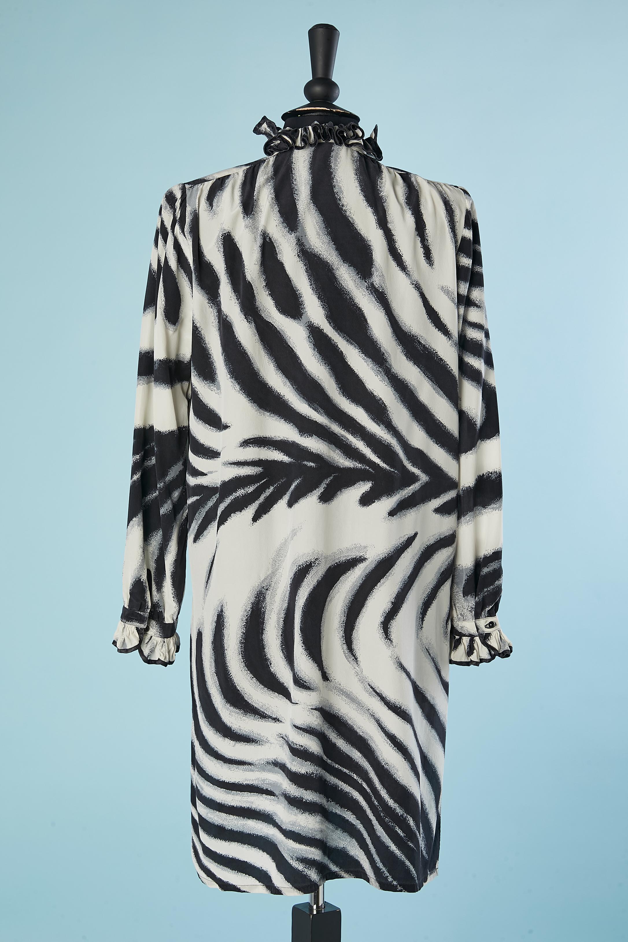 Silk zebra print cocktail dress with collar and cuffs ruffles Louis Féraud  In Excellent Condition For Sale In Saint-Ouen-Sur-Seine, FR