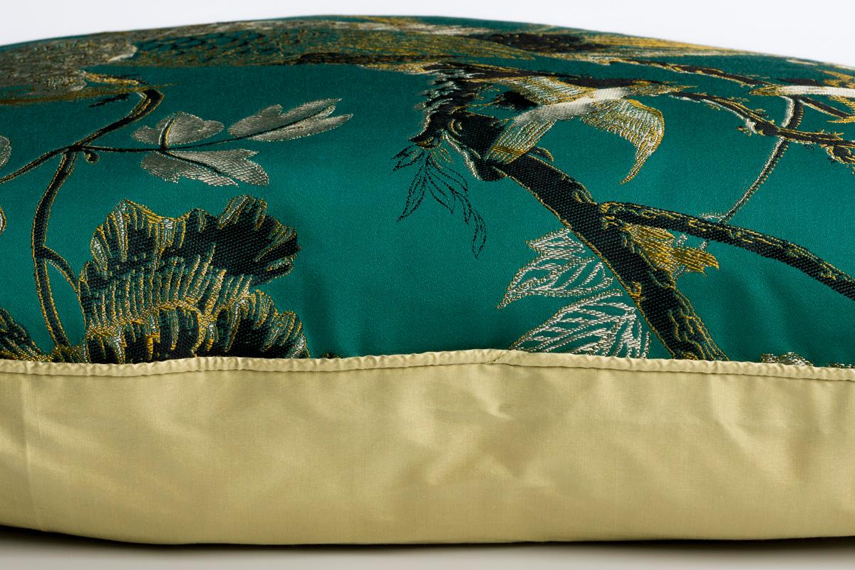 Silkbird green damast bird and floral cushion/pillow: A splash of colour will uplift your living space anytime. This vibrant green emerald cushion with gold backing is very elegant and stylish. All fabfabrics cushions are handmade in Holland. Every