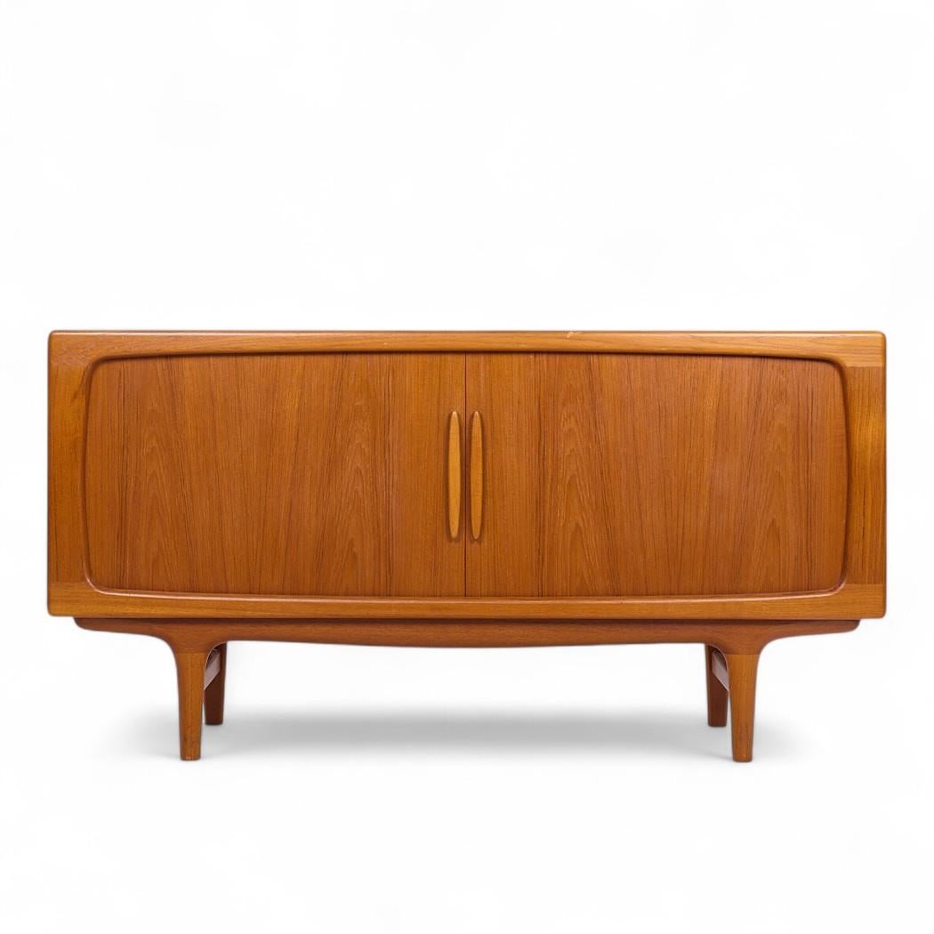 Silkeborg Møbler Mid Century Danish Teak Tambour Door Credenza

Diese Anrichte misst: 63 breit x 18 tief x 32,75 Zoll hoch

Alle Möbelstücke sind in einem so genannten restaurierten Vintage-Zustand zu haben. Das bedeutet, dass das Stück beim Kauf