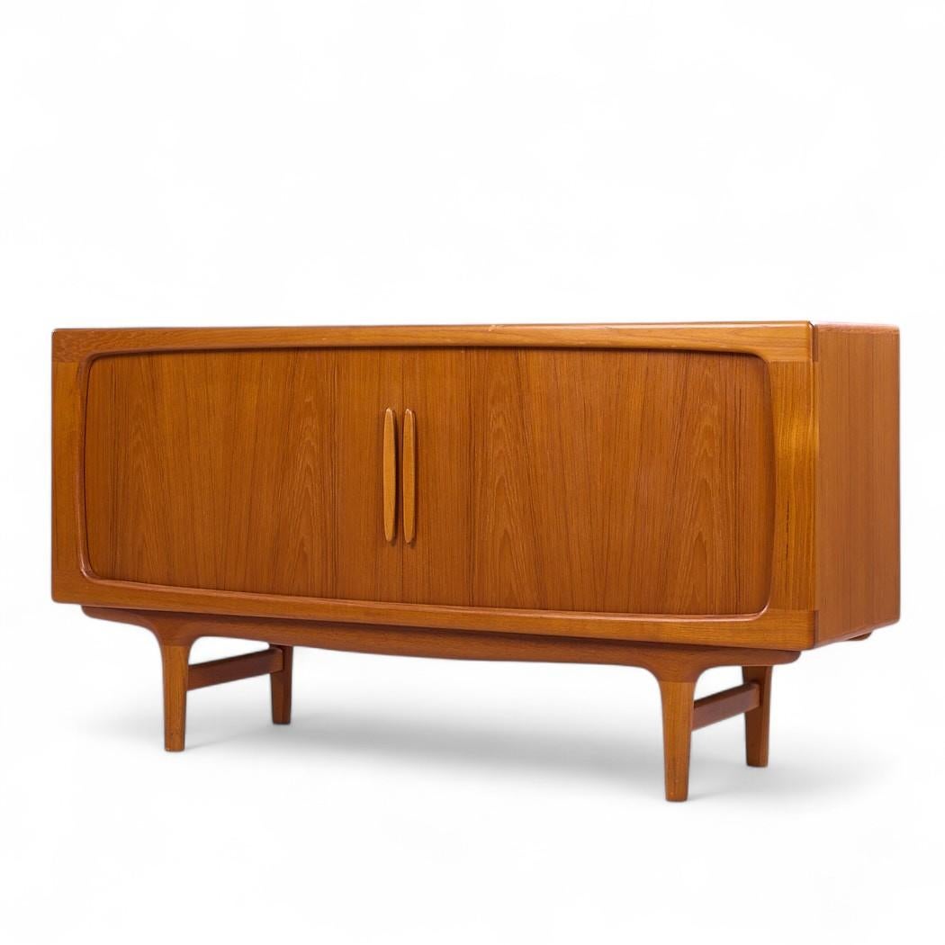Silkeborg Møbler Mid Century Danish Teak Tambour Door Credenza (Moderne der Mitte des Jahrhunderts) im Angebot