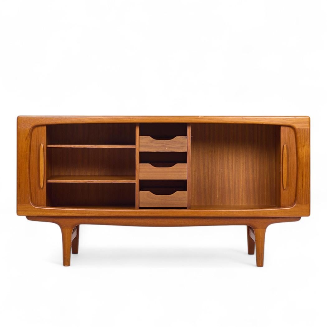 Silkeborg Møbler Mid Century Danish Teak Tambour Door Credenza (20. Jahrhundert) im Angebot