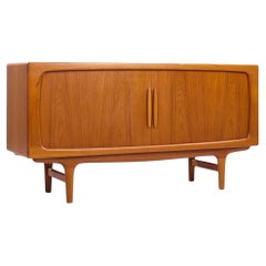 Credenza con porta a tamburo in teak danese di Silkeborg Møbler, metà del secolo scorso
