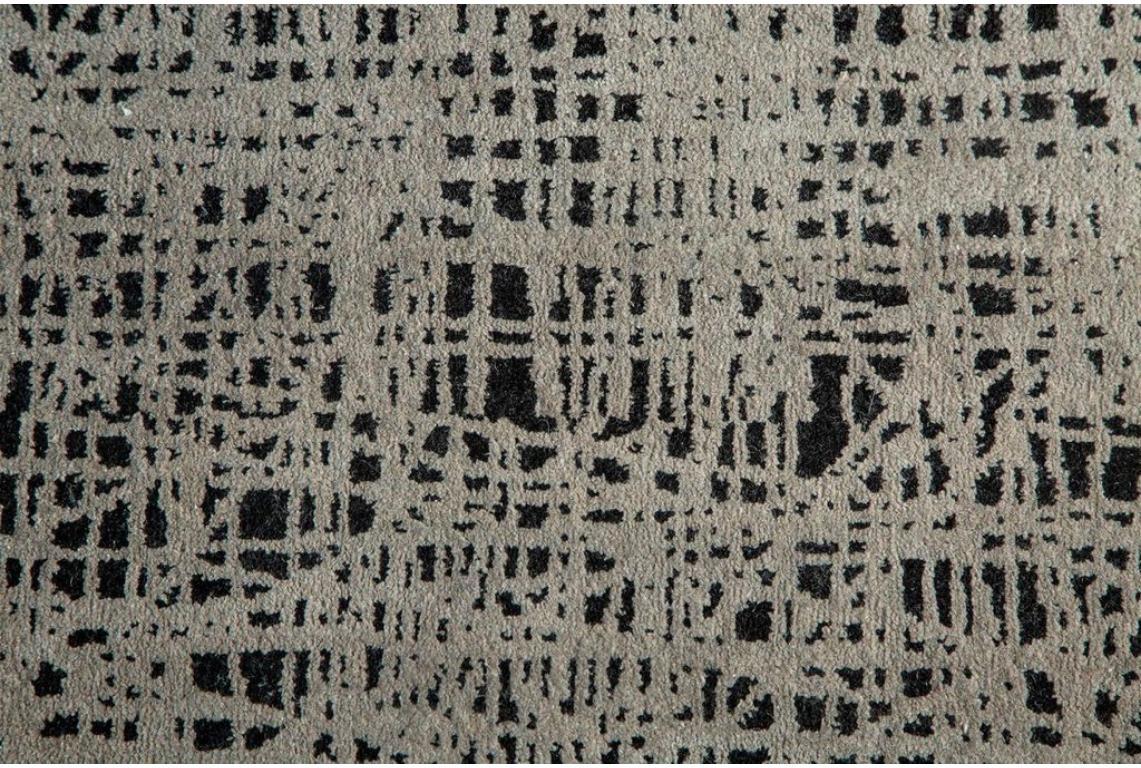 Indian Silken Shadows Caviar & Classic Gray 195x295 cm Hand Knotted Rug For Sale