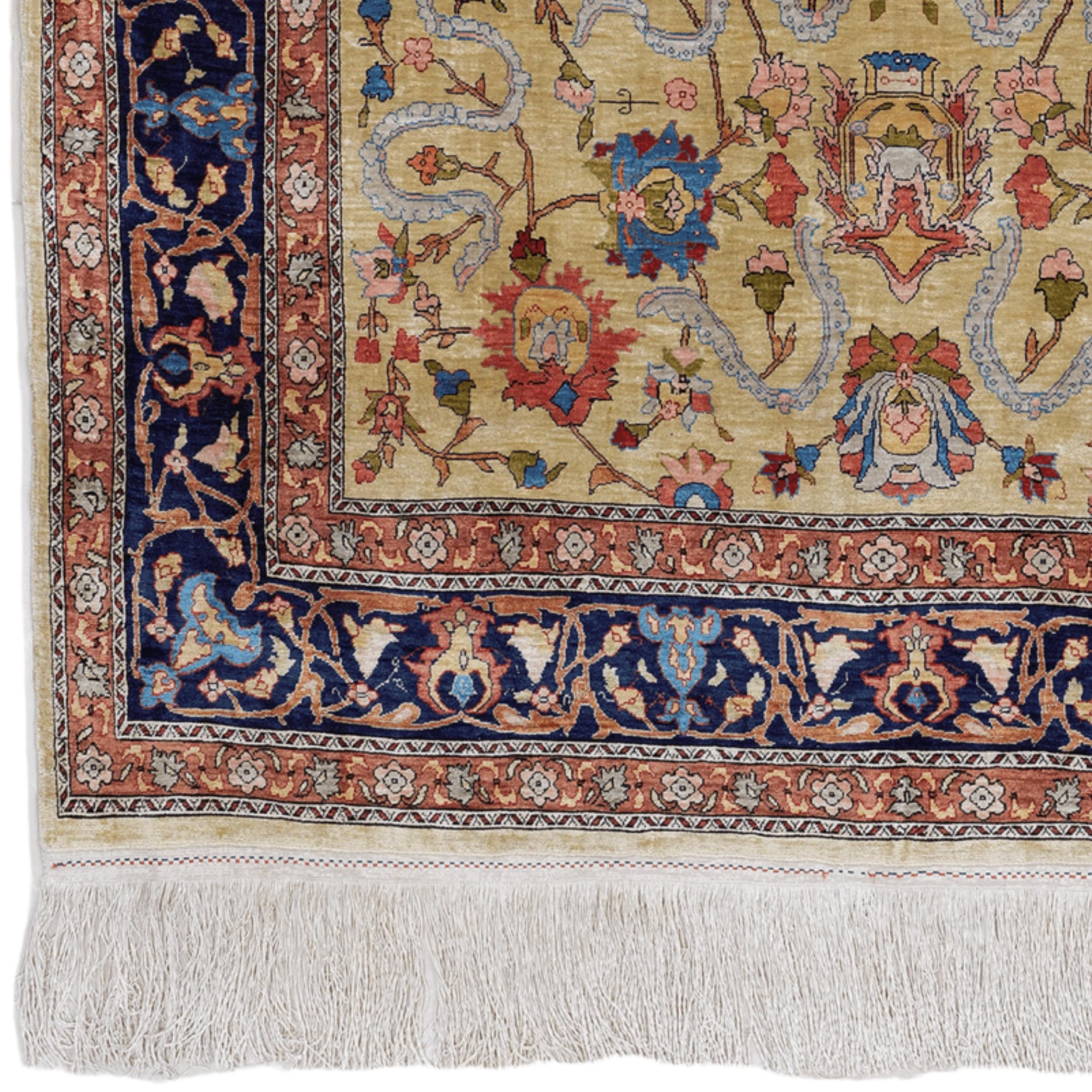 Questo squisito tappeto da preghiera Hereke in seta, tessuto a metà del XX secolo nei rinomati laboratori Hereke della Turchia, rappresenta l'apice dell'arte della tessitura ottomana. La composizione è incentrata sul disegno di un mihrab (nicchia di