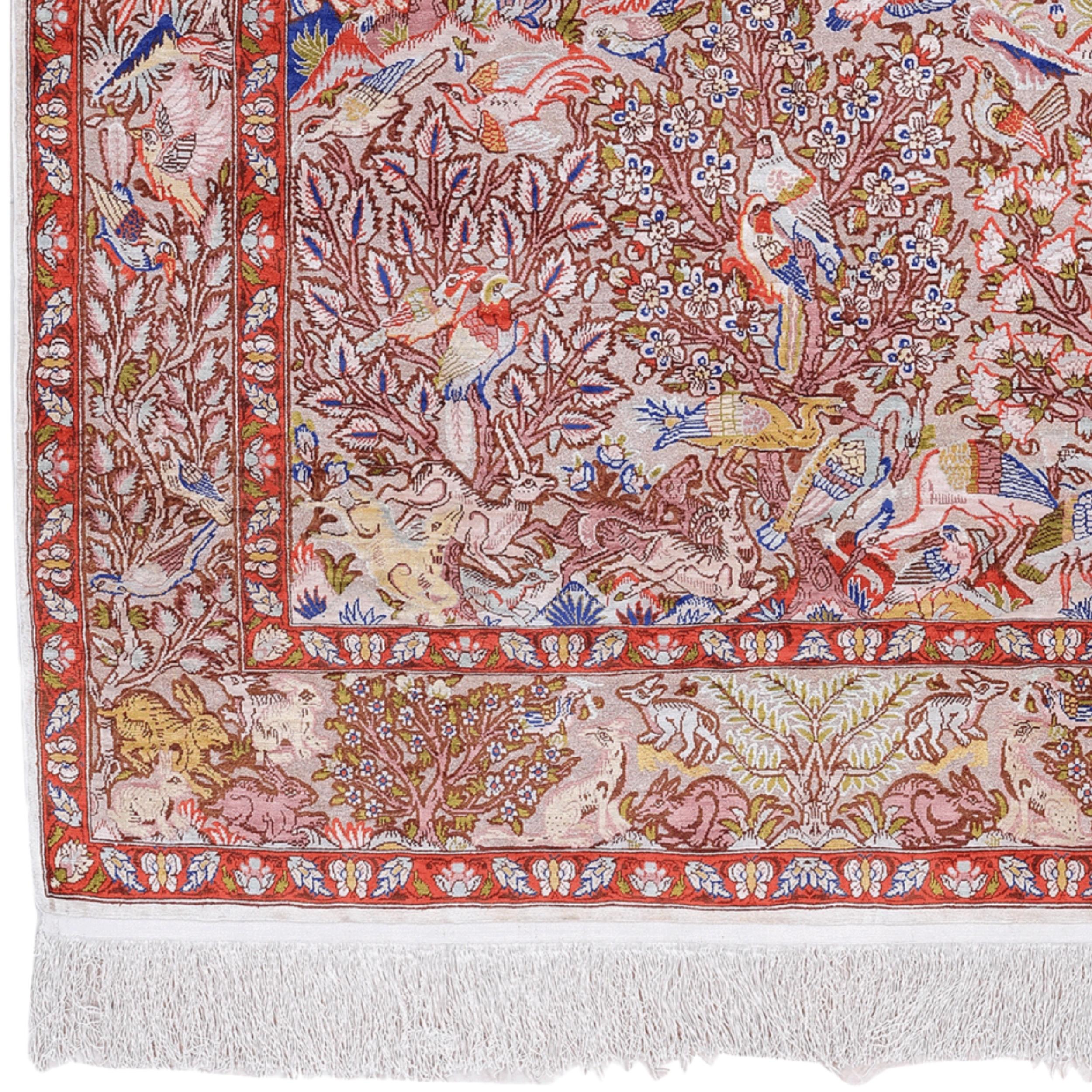 Zeitraum: Mitte des 20. Jahrhunderts
Herkunft: Hereke, Türkei
Abmessungen: 103 x 160 cm

Dieser exquisite Hereke-Teppich aus Seide, der Mitte des 20. Jahrhunderts in den renommierten Hereke-Werkstätten in der Türkei gewebt wurde, ist der Höhepunkt