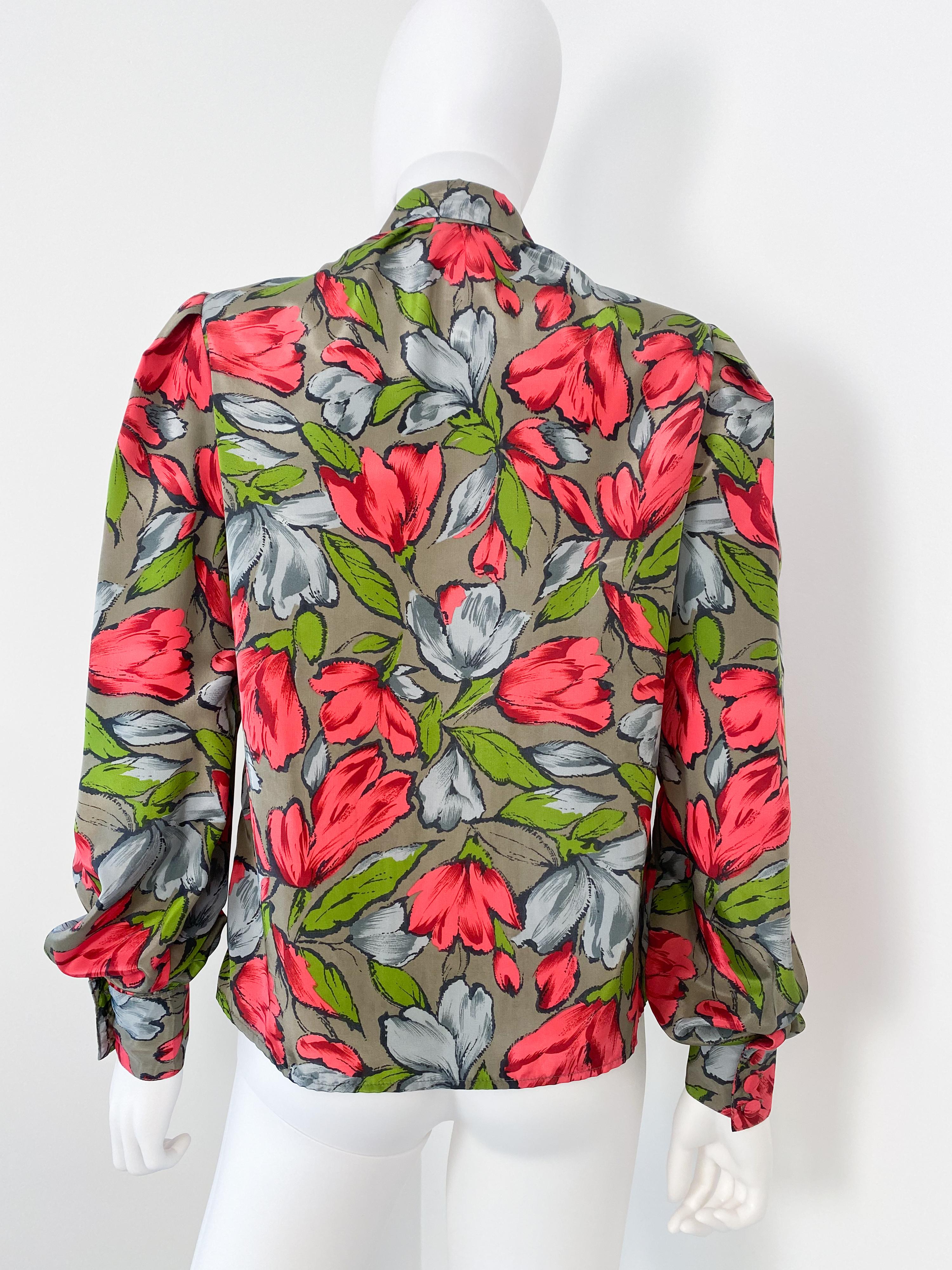Silky Pussy Bow Blouse Top Red and Gray Flowers Size 8/10, 1980s im Angebot 5