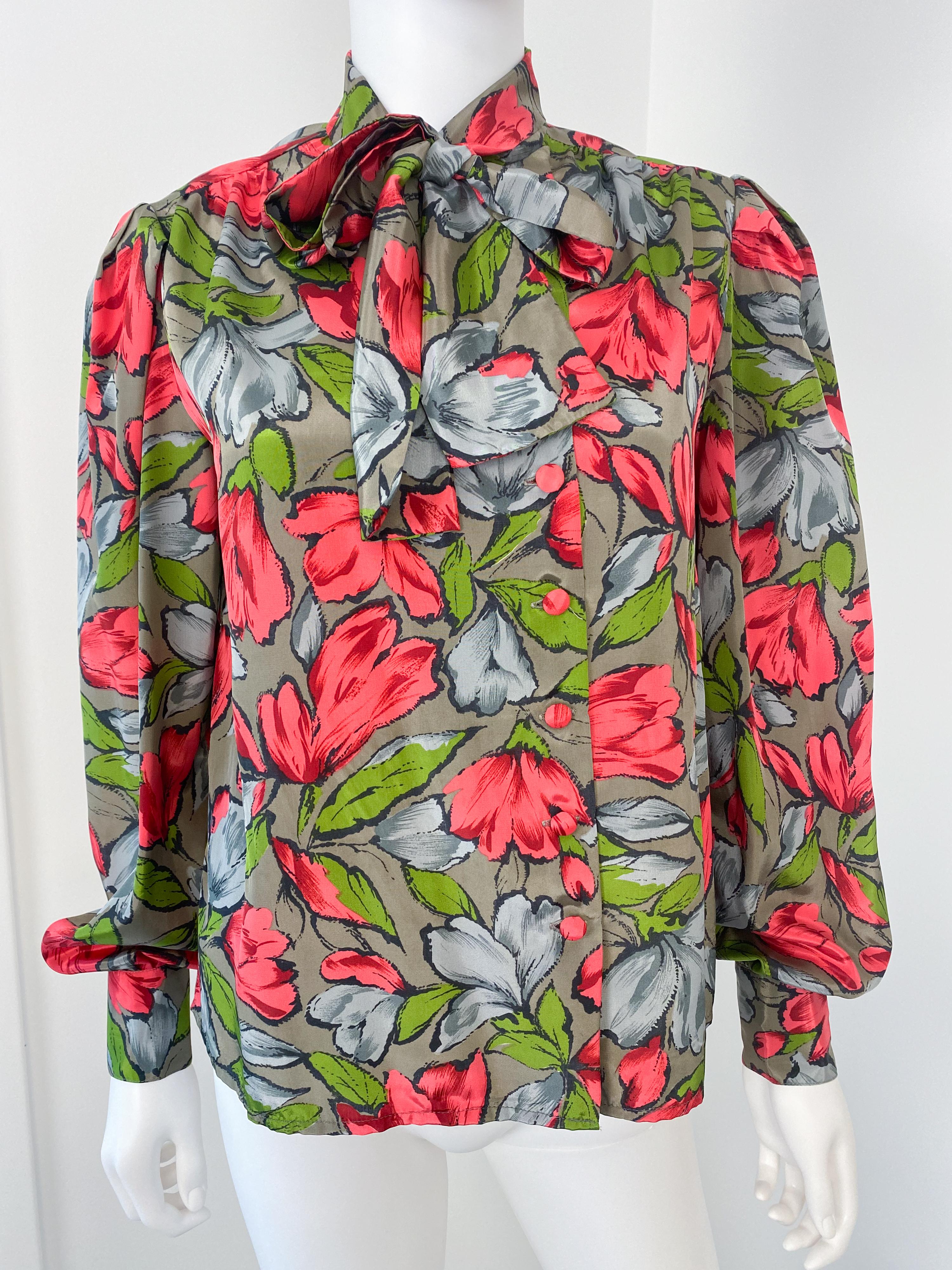 Silky Pussy Bow Blouse Top Red and Gray Flowers Size 8/10, 1980s im Angebot 6