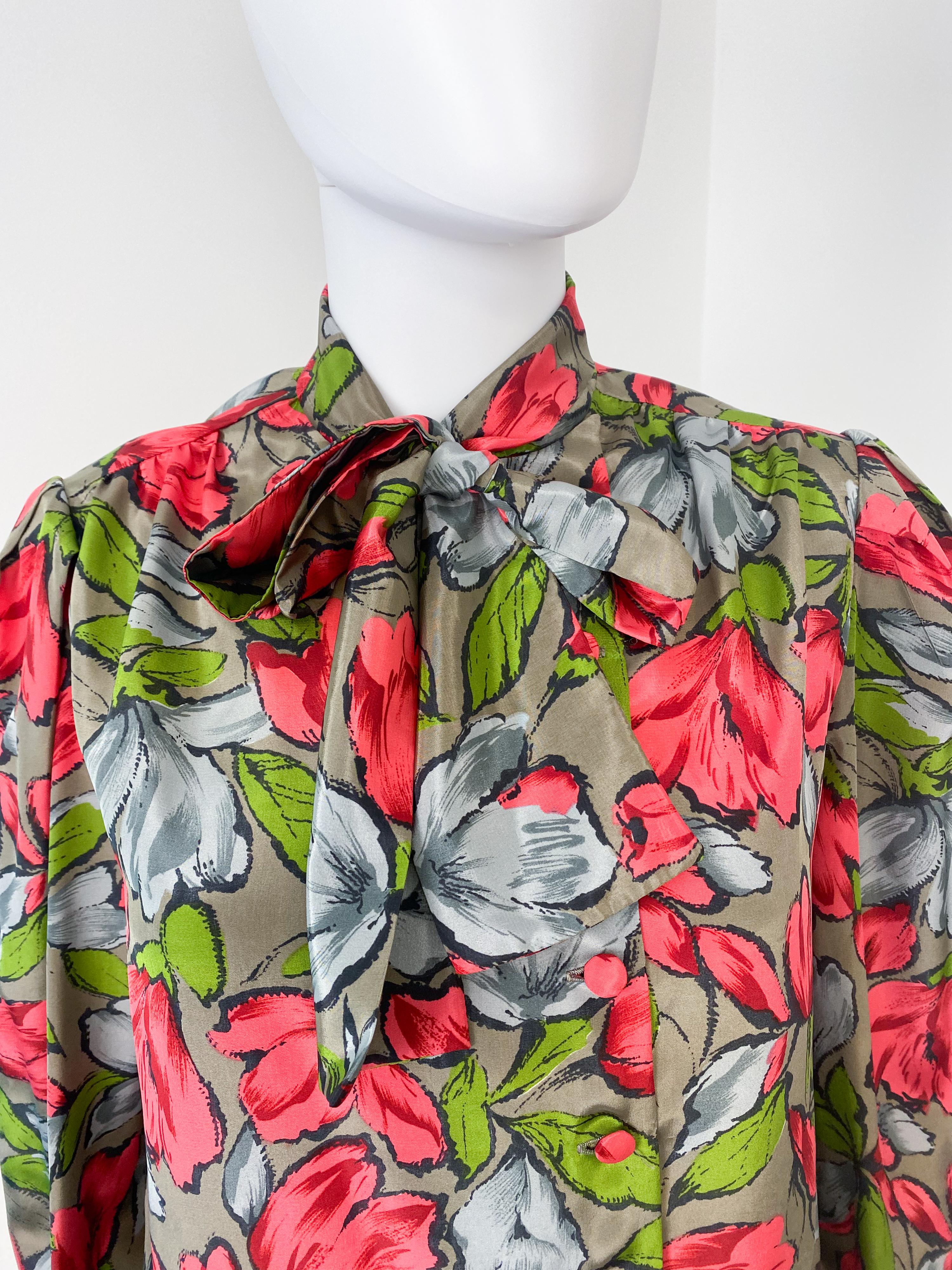 Silky Pussy Bow Blouse Top Red and Gray Flowers Size 8/10, 1980s Damen im Angebot