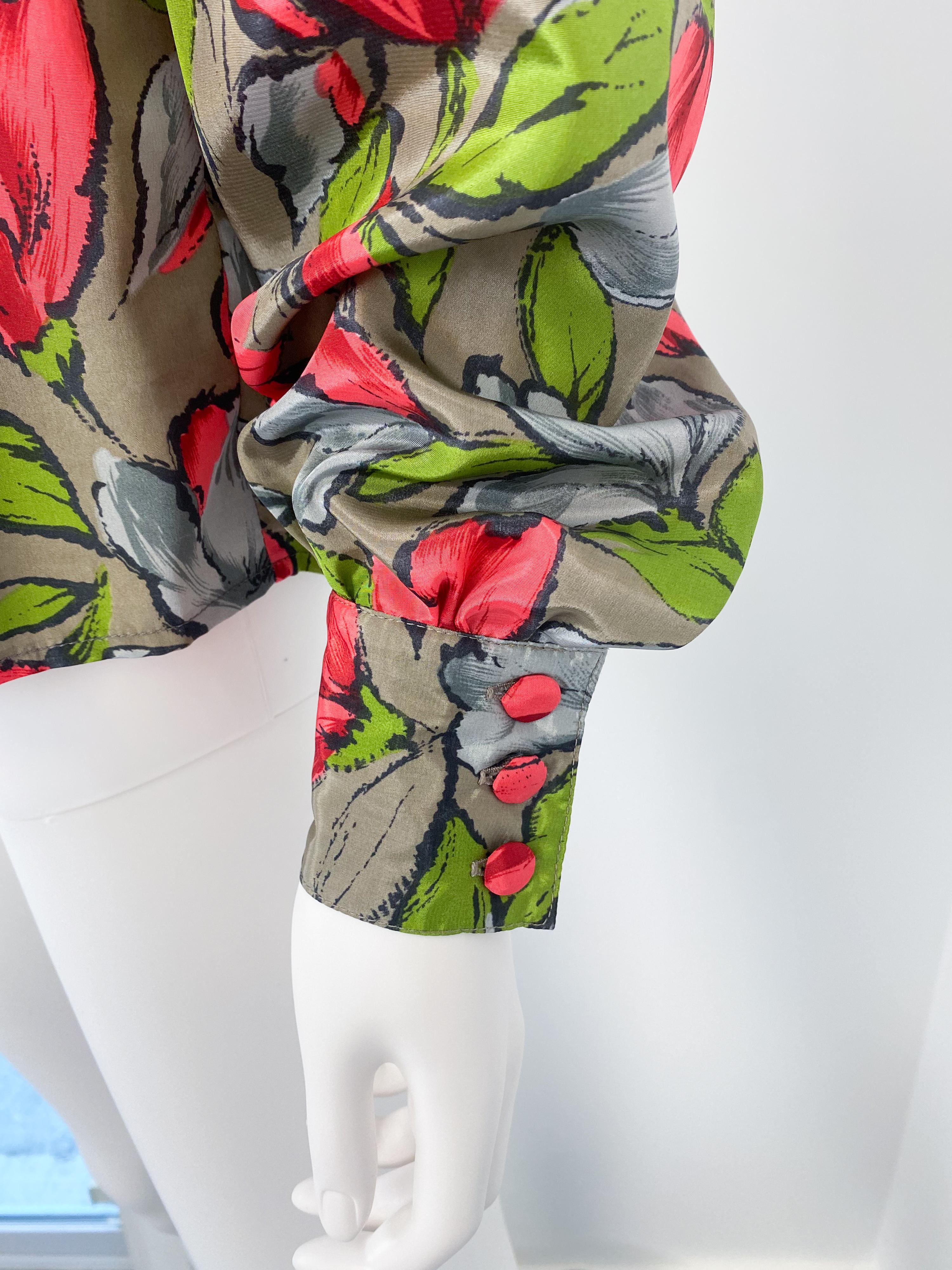 Silky Pussy Bow Blouse Top Red and Gray Flowers Size 8/10, 1980s im Angebot 2