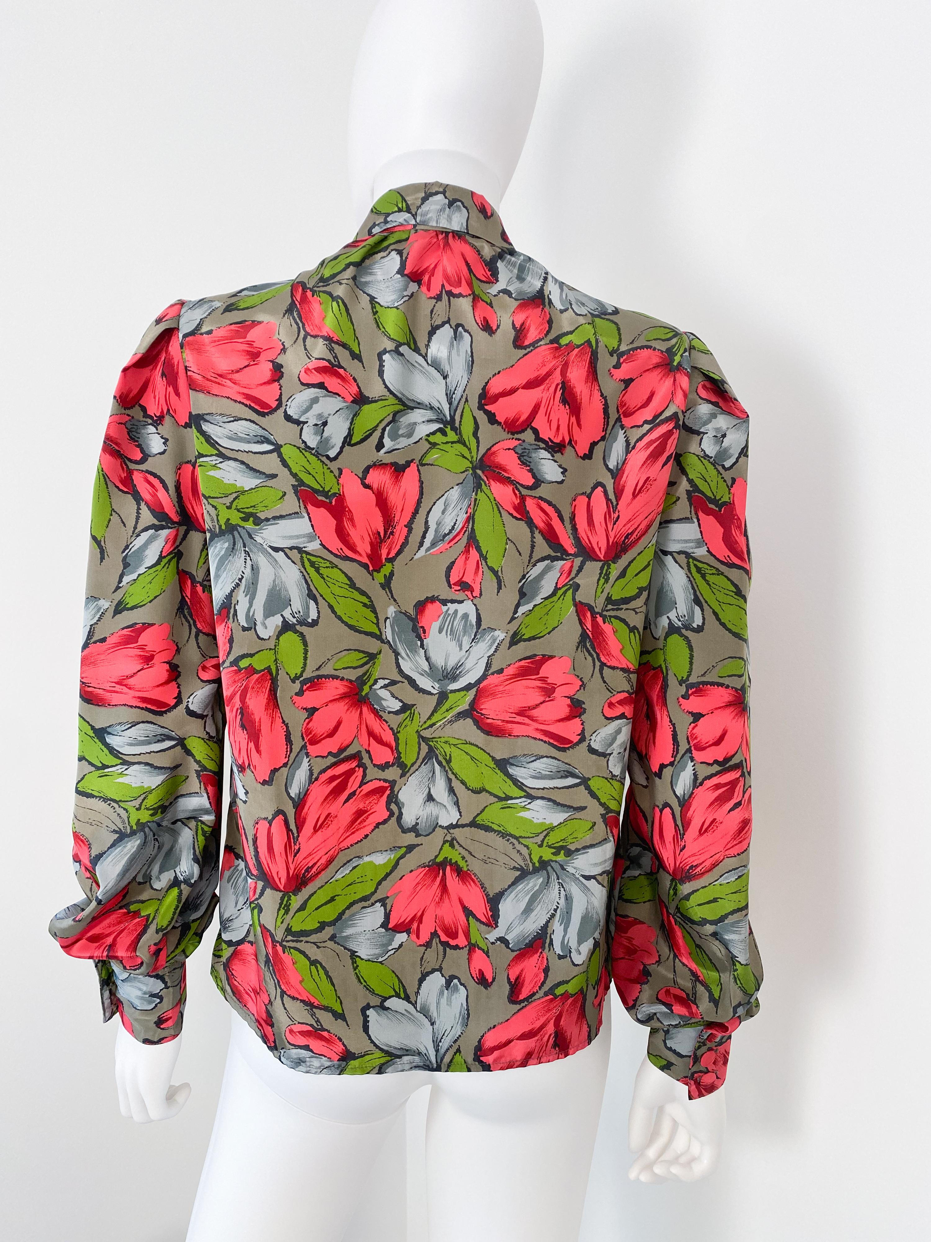 Silky Pussy Bow Blouse Top Red and Gray Flowers Size 8/10, 1980s im Angebot 4