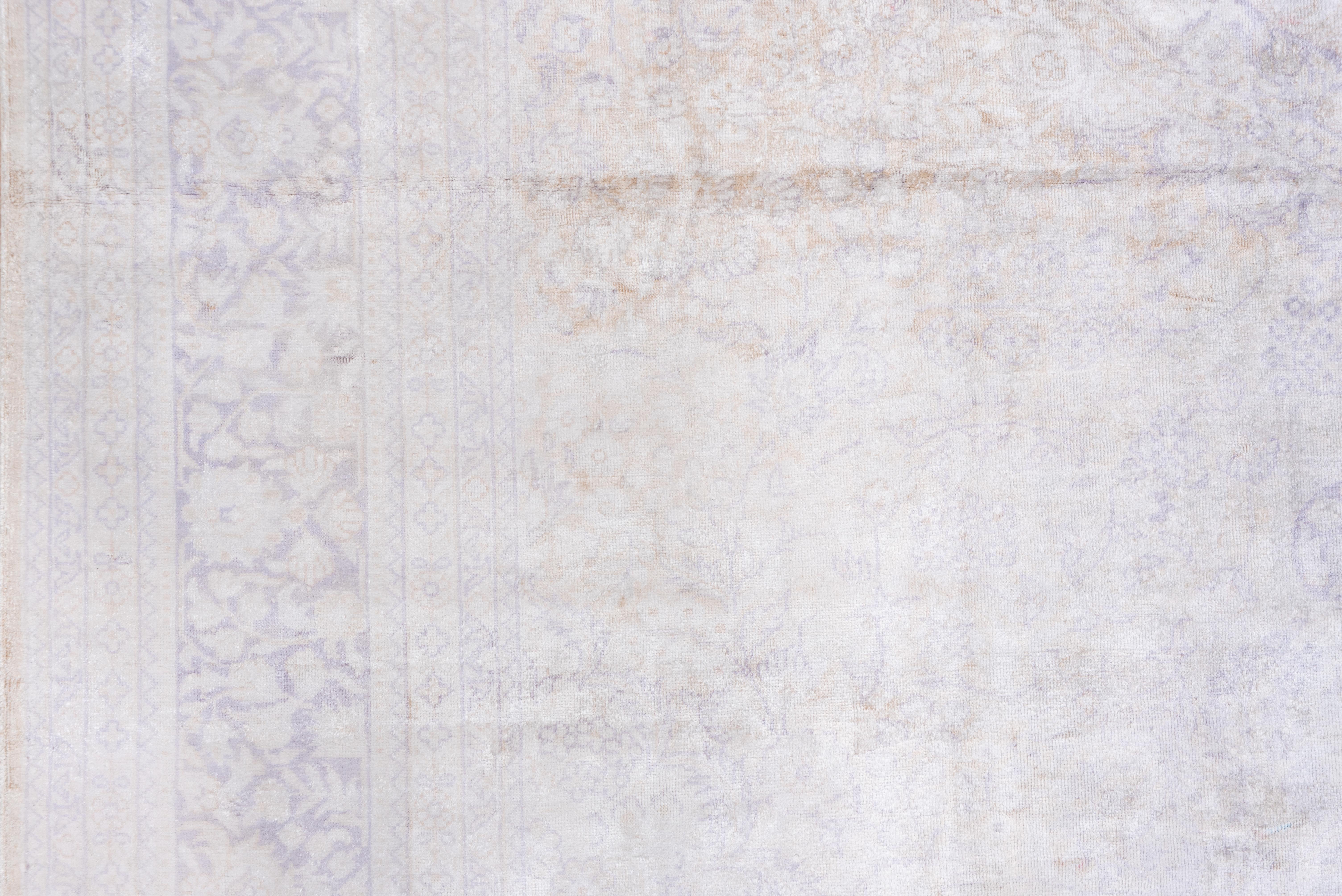 Dieser gedämpfte osttürkische Stadtteppich zeigt ein Schattenmuster in Hellbraun und Blassgrau mit einem hängenden, fast runden Medaillon und einer floralen Sprühfüllung.