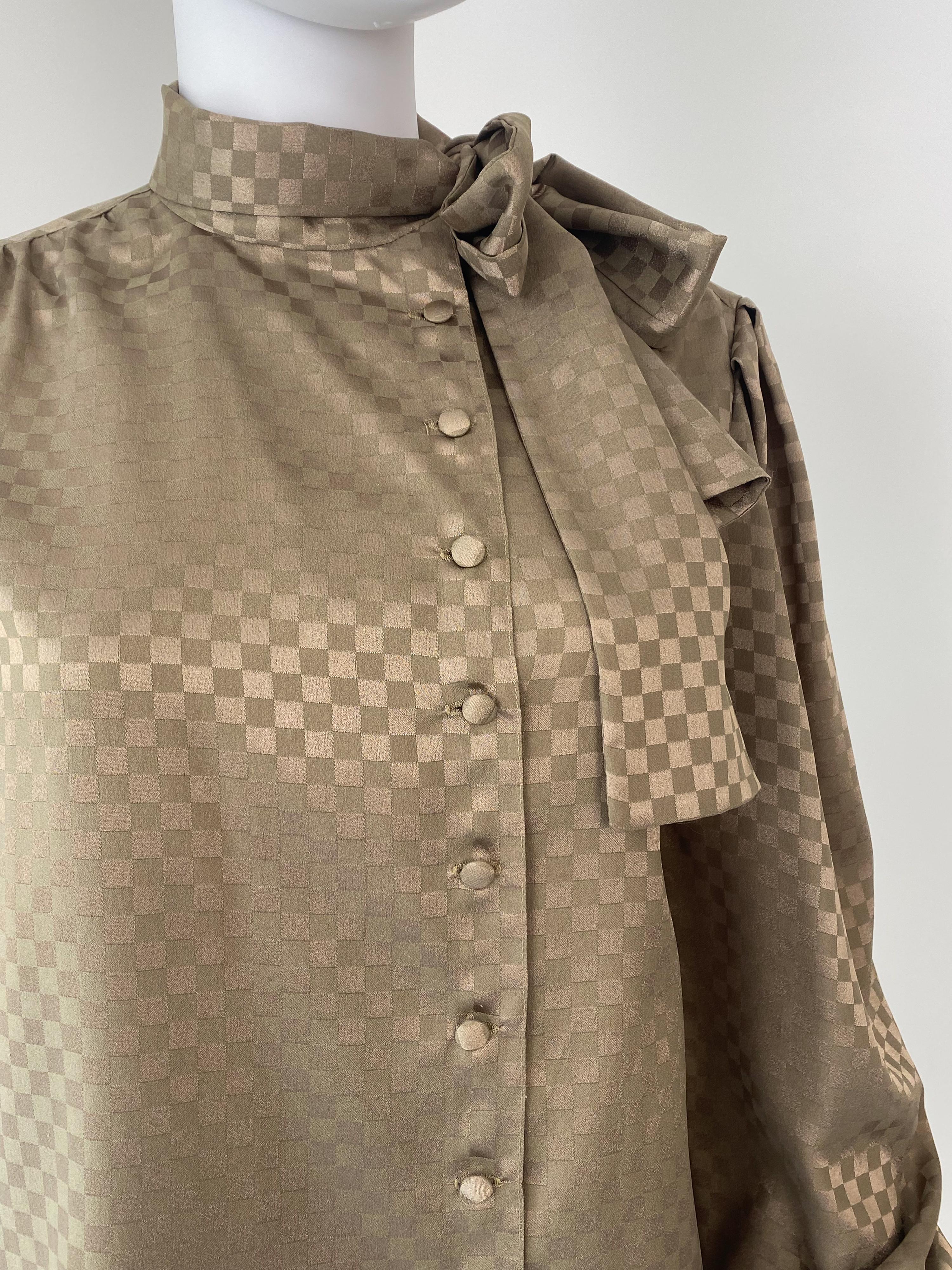 Blusa con Lazo de Viscosa Sedosa Estampado Geométrico Marrón, Talla 6/8, Años 80 en venta 2