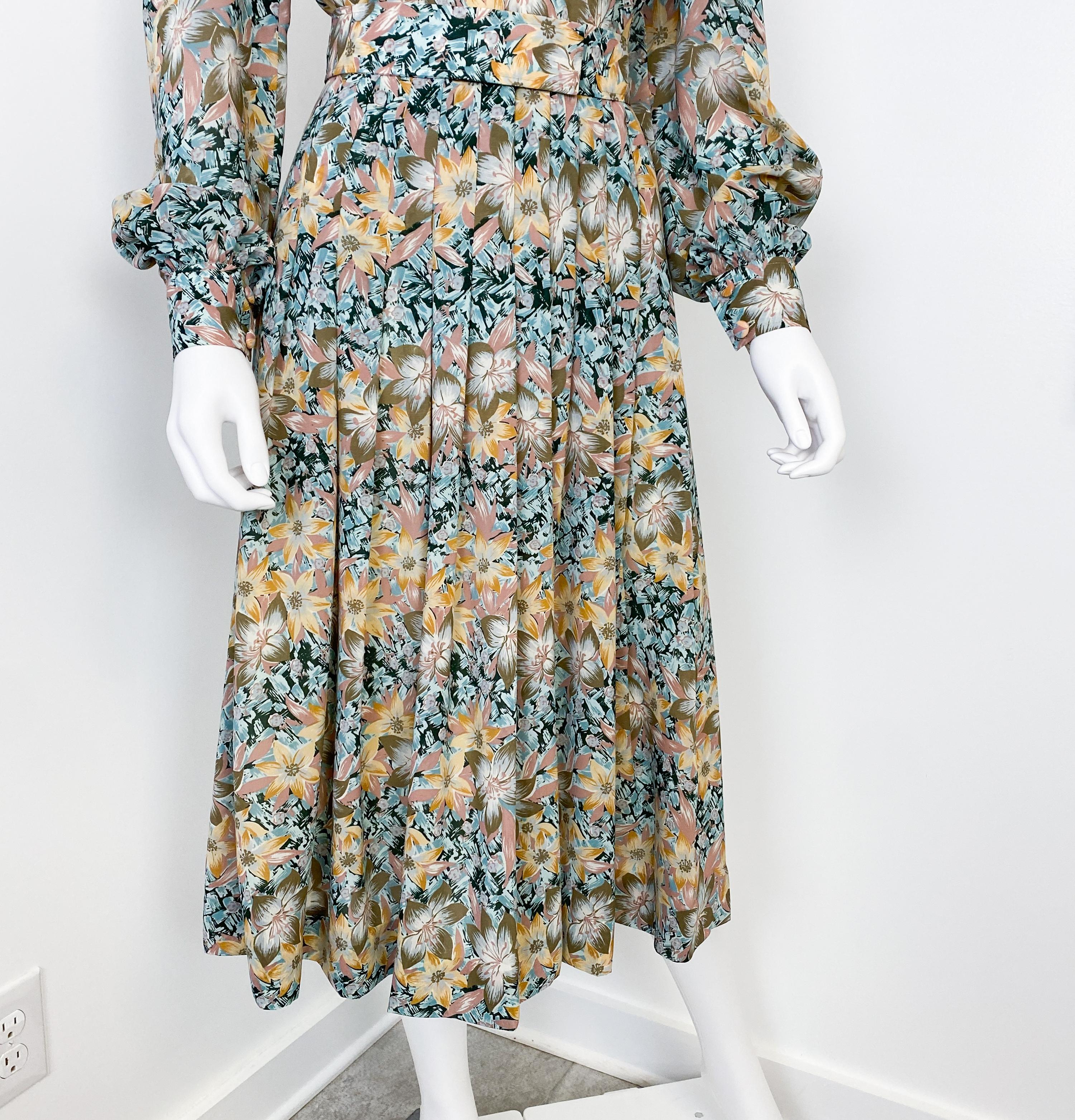 Robe de cocktail plissée en viscose soyeuse avec imprimé floral Paisley Taille 8/10, années 1960 en vente 6