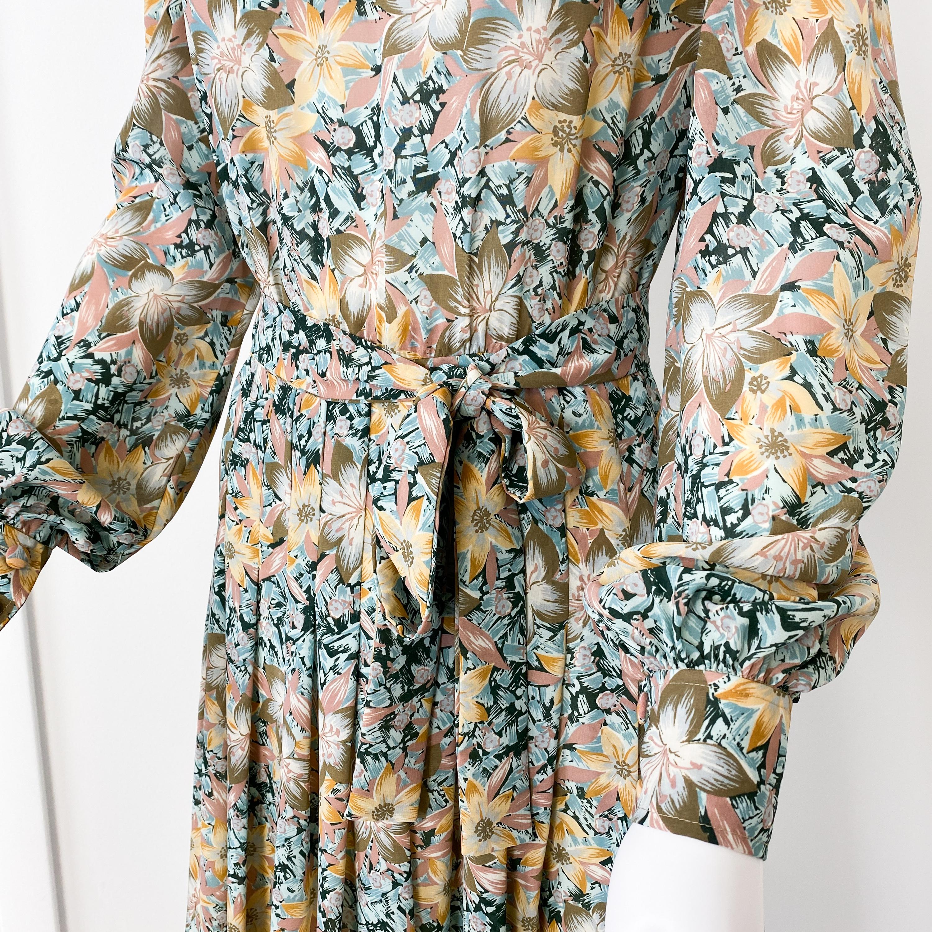 Robe de cocktail plissée en viscose soyeuse avec imprimé floral Paisley Taille 8/10, années 1960 en vente 9