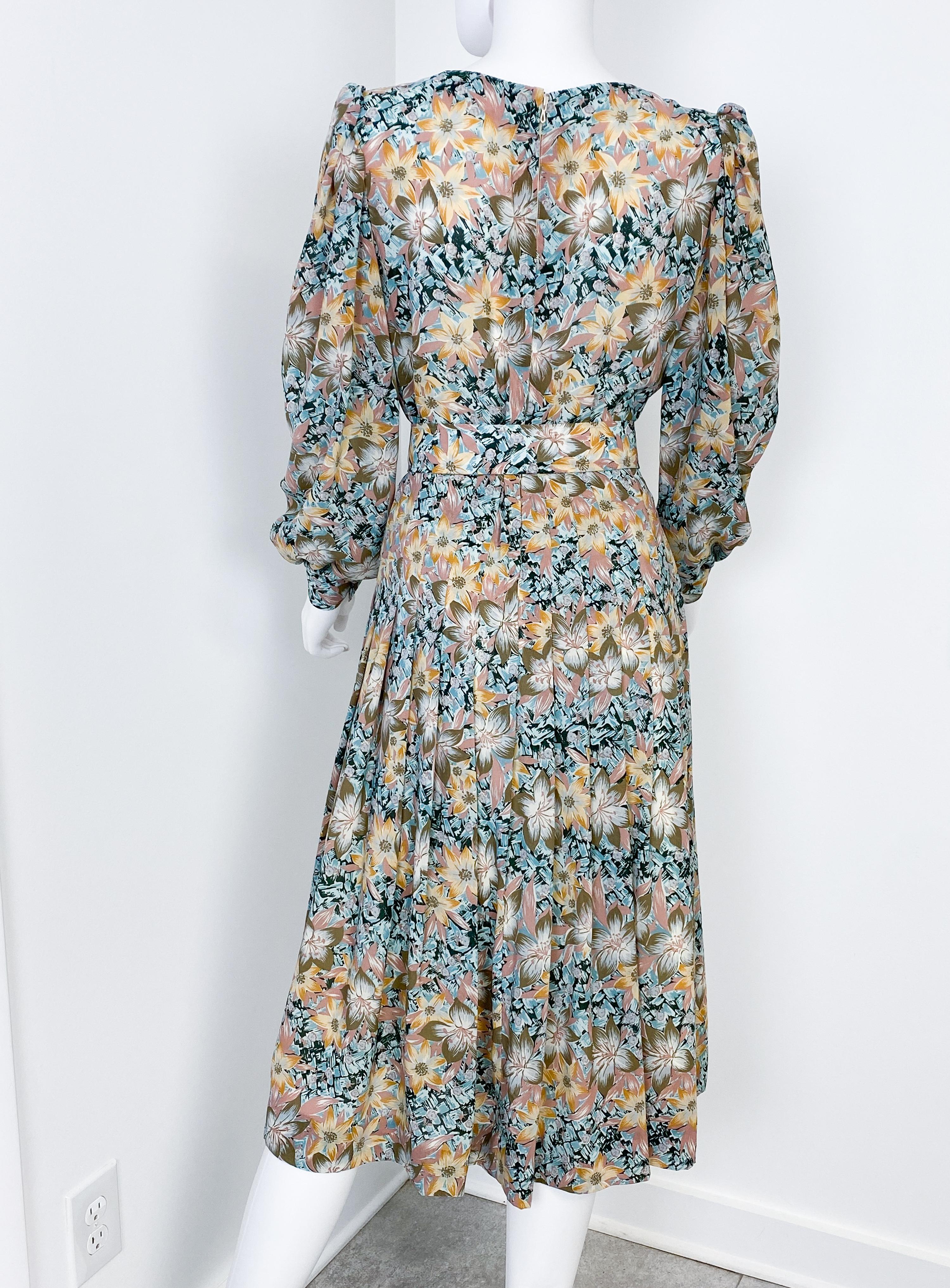 Robe de cocktail plissée en viscose soyeuse avec imprimé floral Paisley Taille 8/10, années 1960 en vente 13