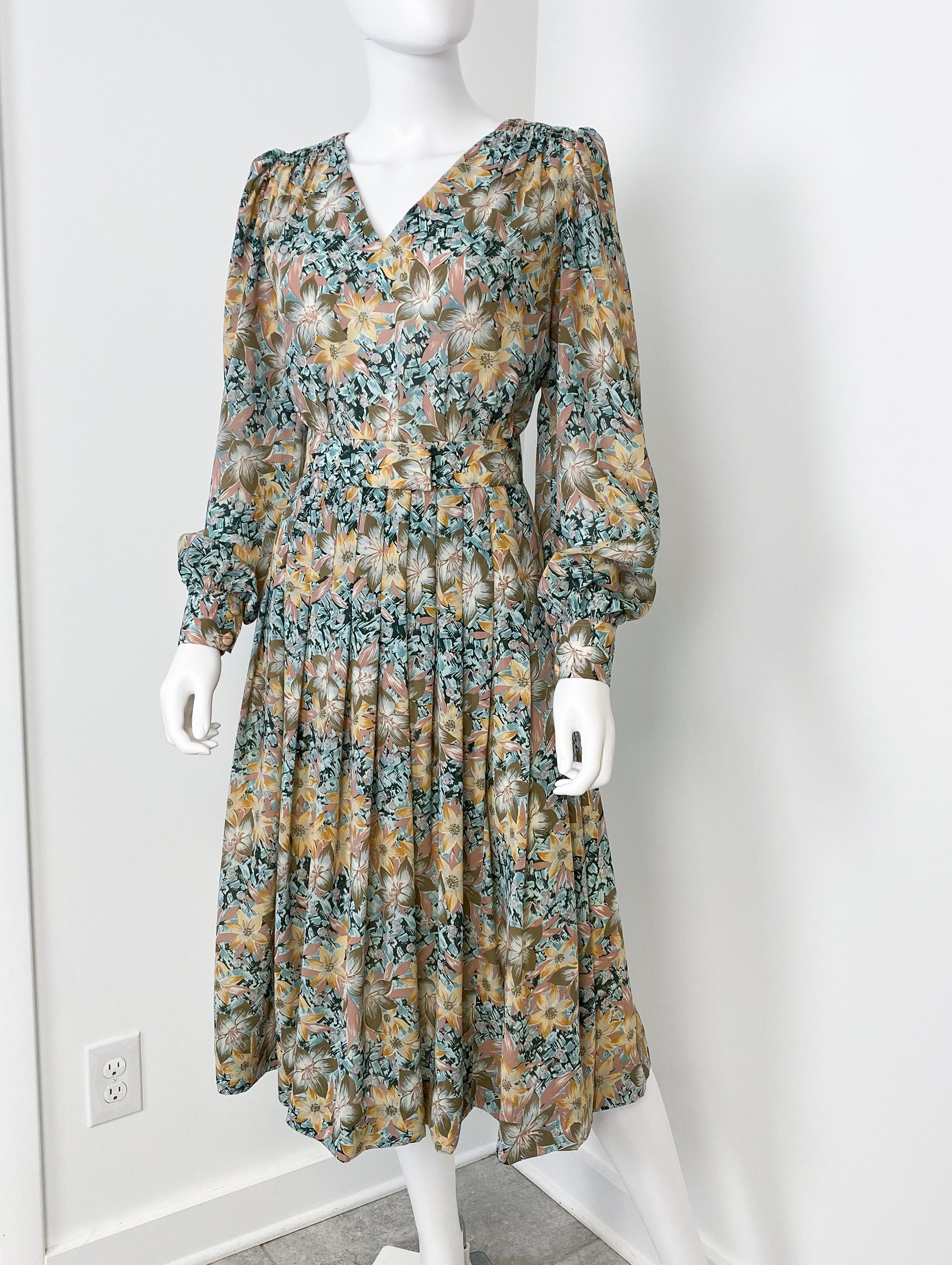Vintage 1960s Floral Paisley Viscose Cocktail Dress with Matching Belts.
Ode romantique à la sophistication des années 1960, cette robe de cocktail vintage est un véritable bijou sartorial. Confectionné en viscose soyeuse, il présente un gracieux