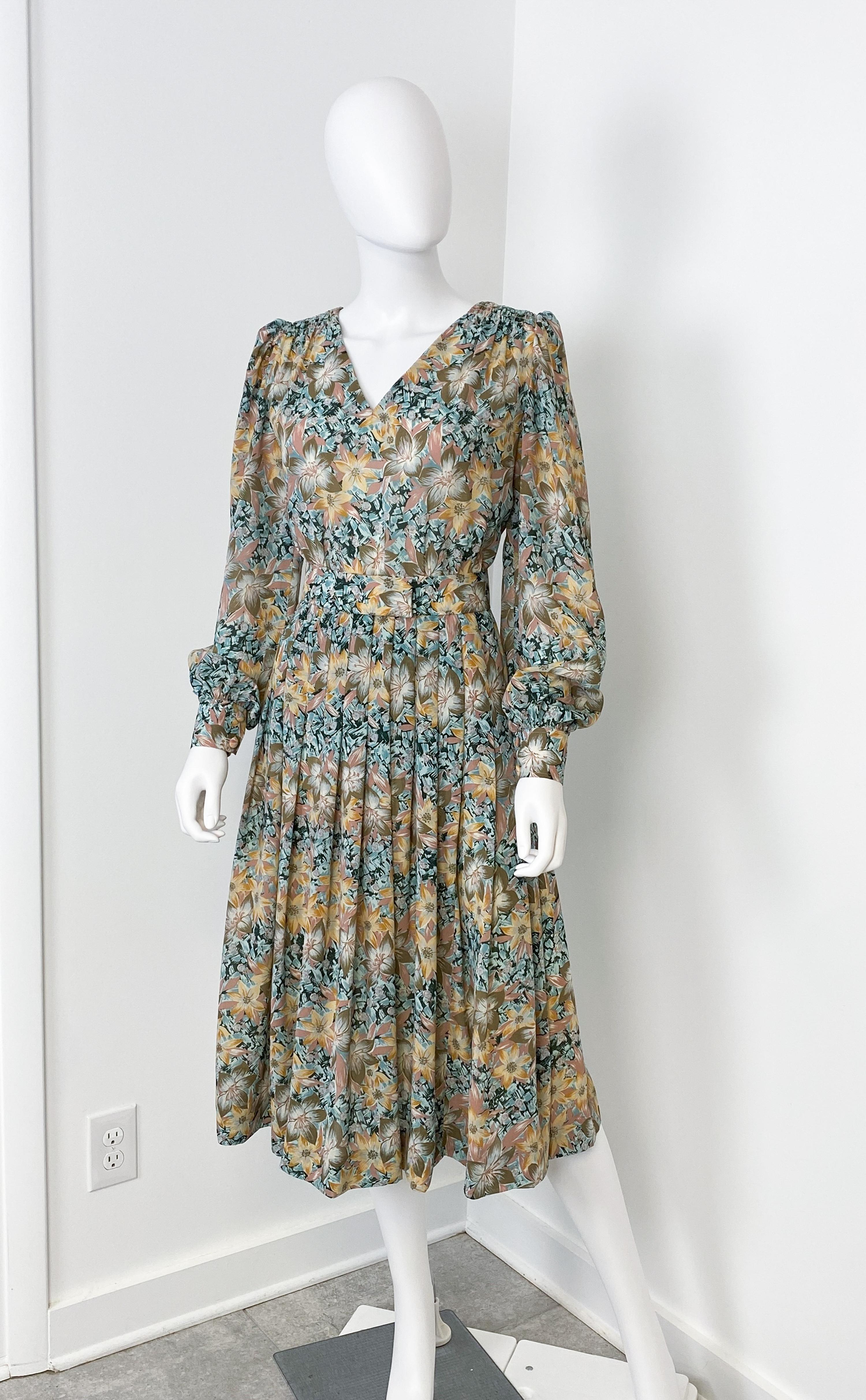 Gris Robe de cocktail plissée en viscose soyeuse avec imprimé floral Paisley Taille 8/10, années 1960 en vente