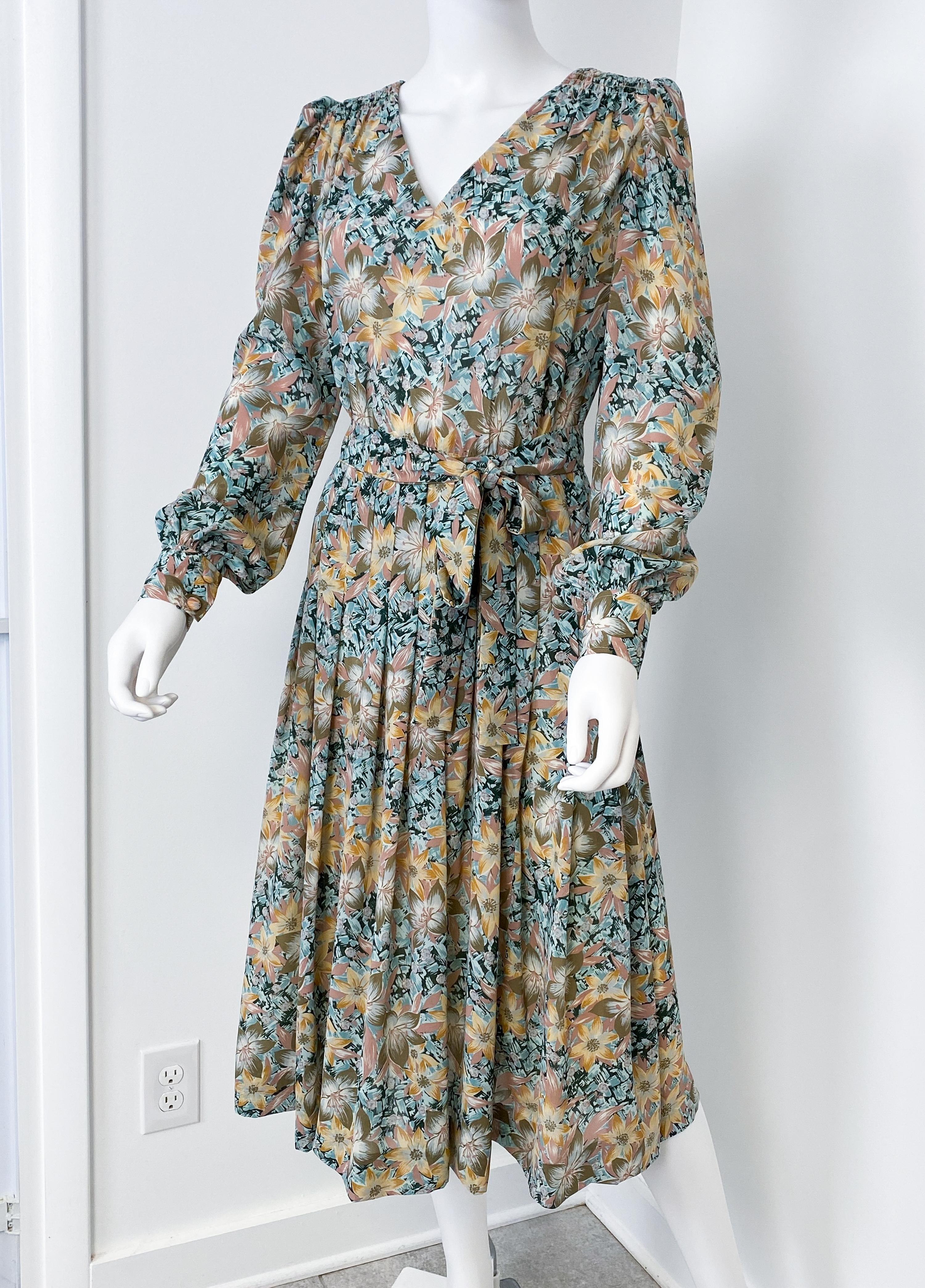 Robe de cocktail plissée en viscose soyeuse avec imprimé floral Paisley Taille 8/10, années 1960 Excellent état - En vente à Atlanta, GA