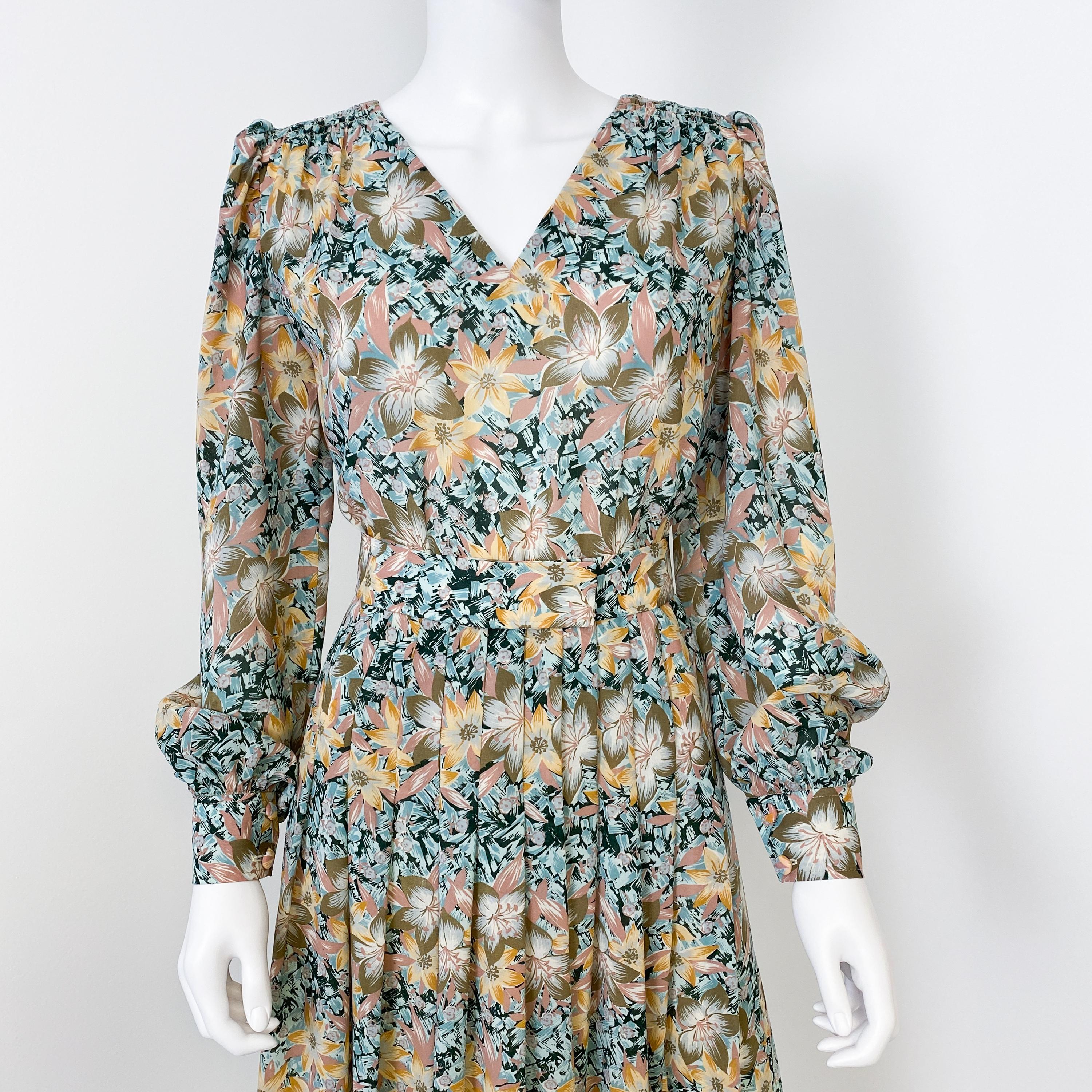 Robe de cocktail plissée en viscose soyeuse avec imprimé floral Paisley Taille 8/10, années 1960 Pour femmes en vente