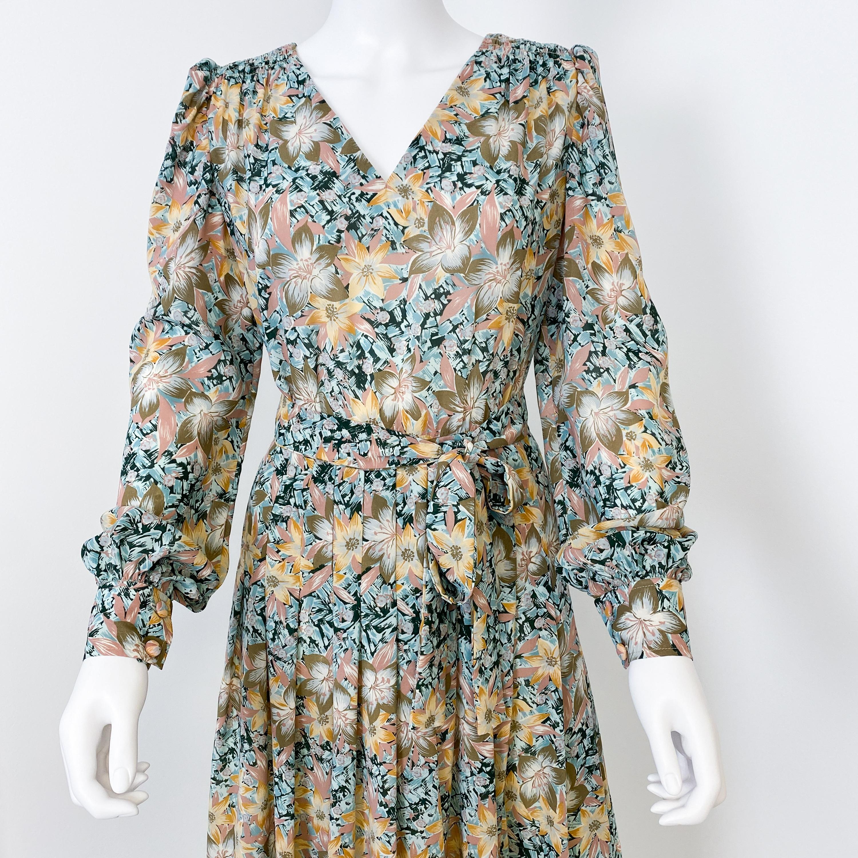 Robe de cocktail plissée en viscose soyeuse avec imprimé floral Paisley Taille 8/10, années 1960 en vente 1