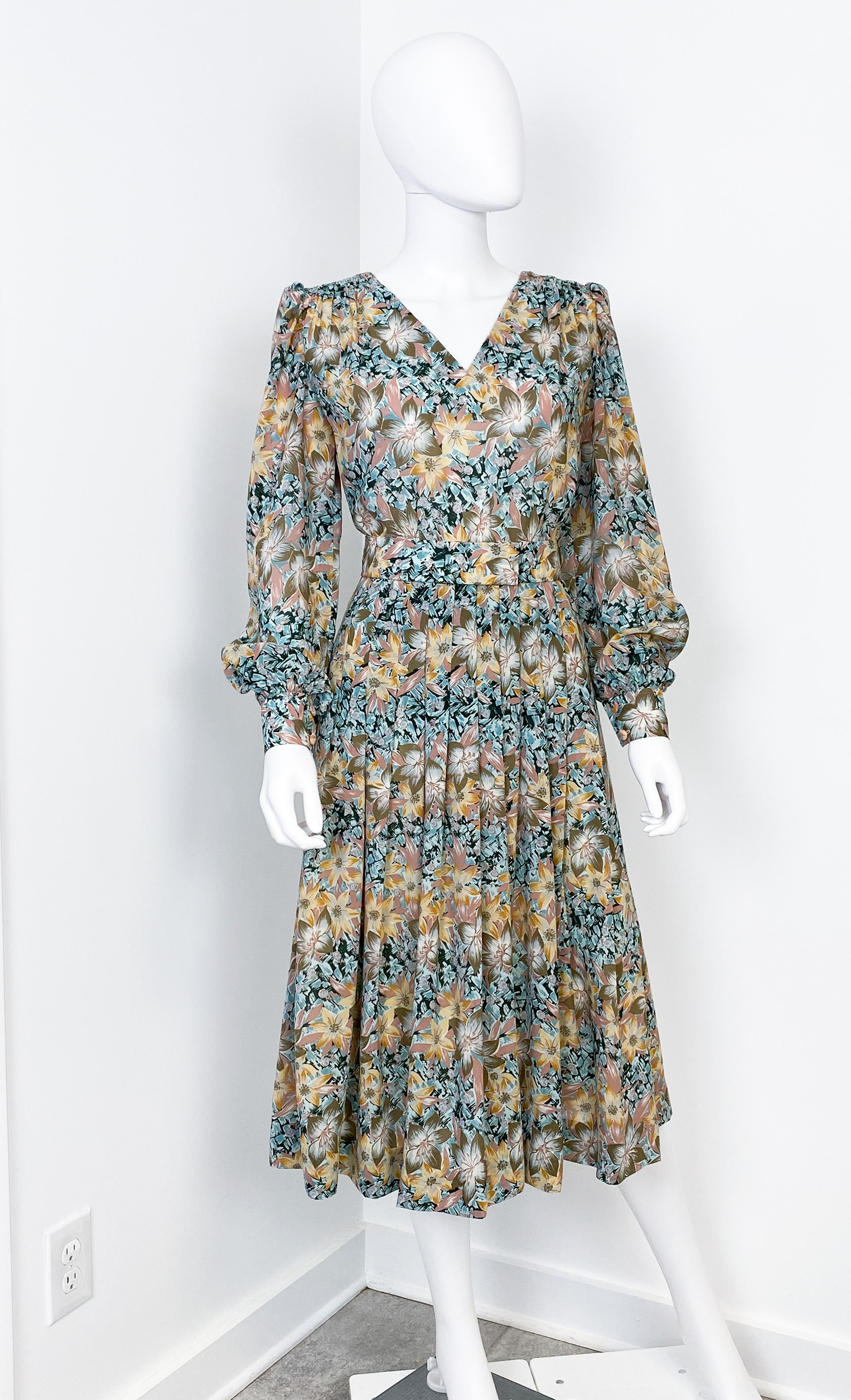 Robe de cocktail plissée en viscose soyeuse avec imprimé floral Paisley Taille 8/10, années 1960 en vente 2