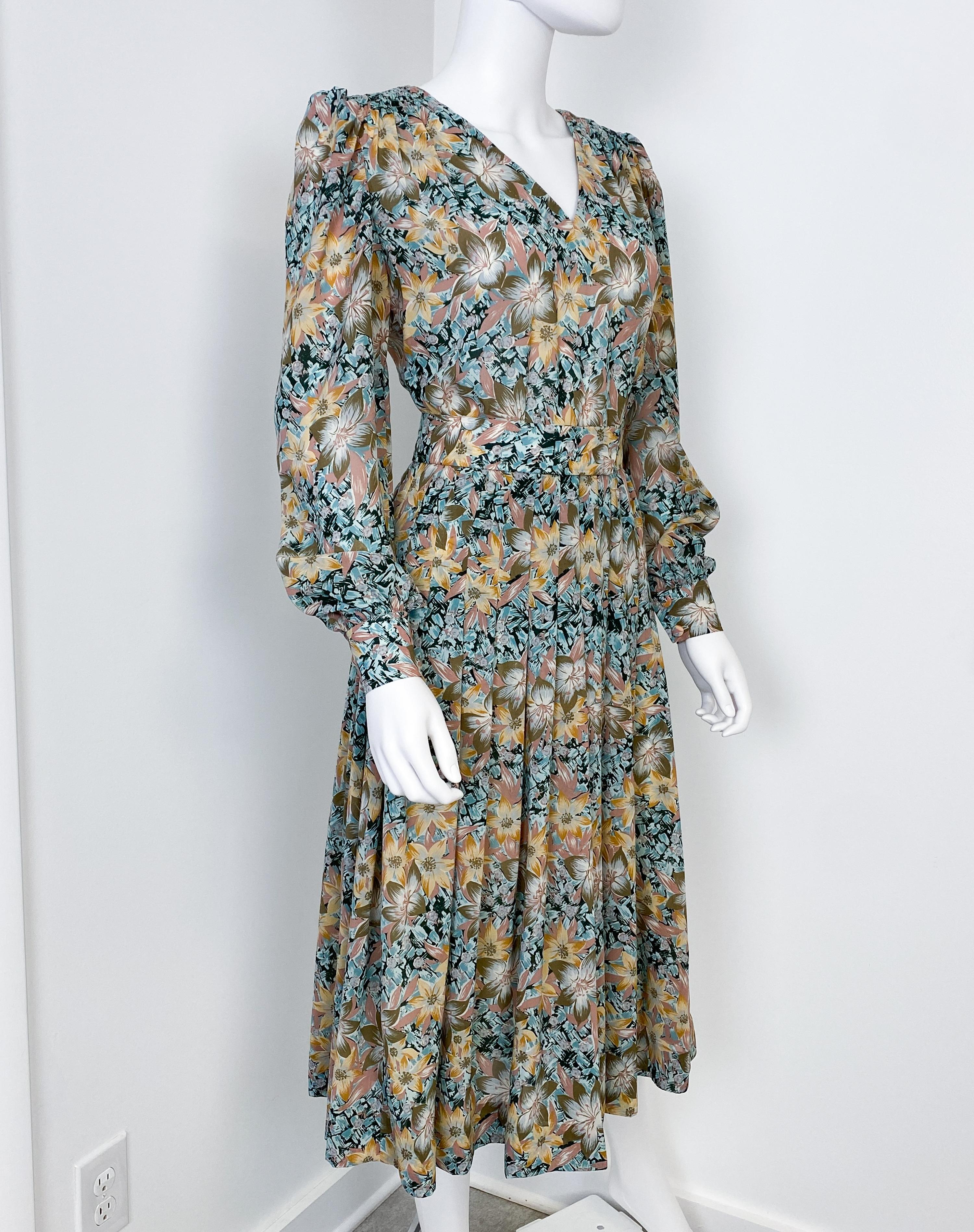 Robe de cocktail plissée en viscose soyeuse avec imprimé floral Paisley Taille 8/10, années 1960 en vente 4