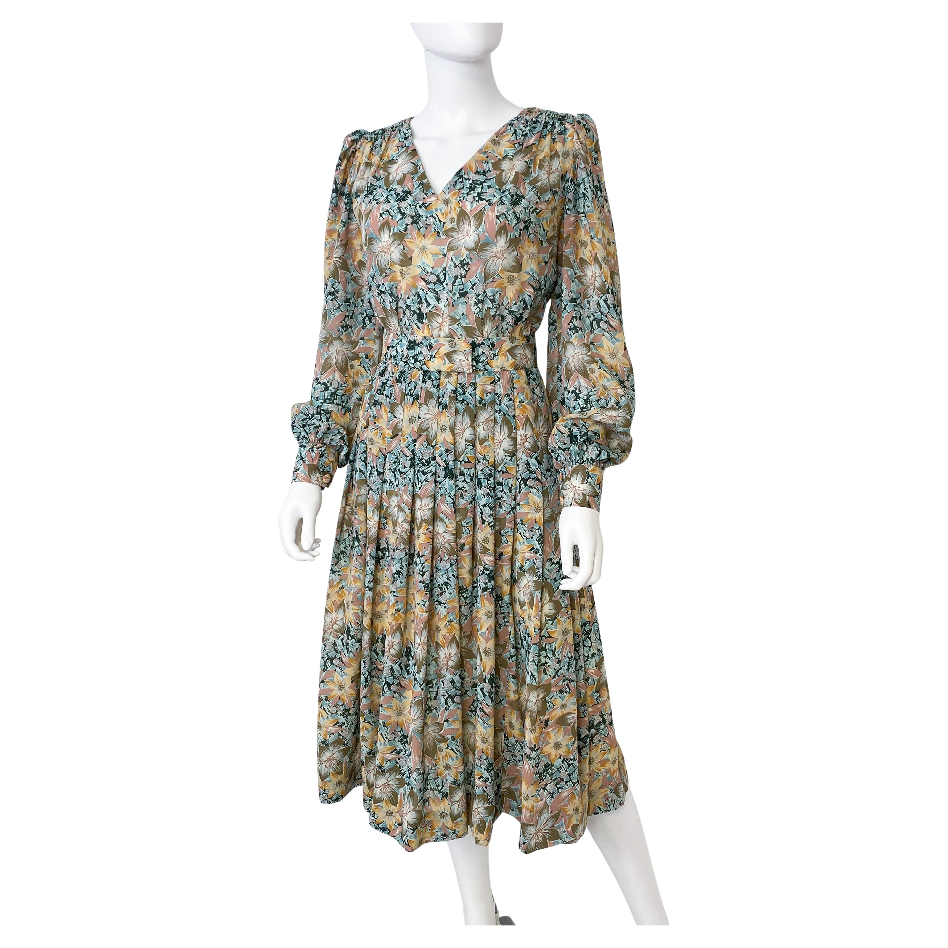 Robe de cocktail plissée en viscose soyeuse avec imprimé floral Paisley Taille 8/10, années 1960 en vente