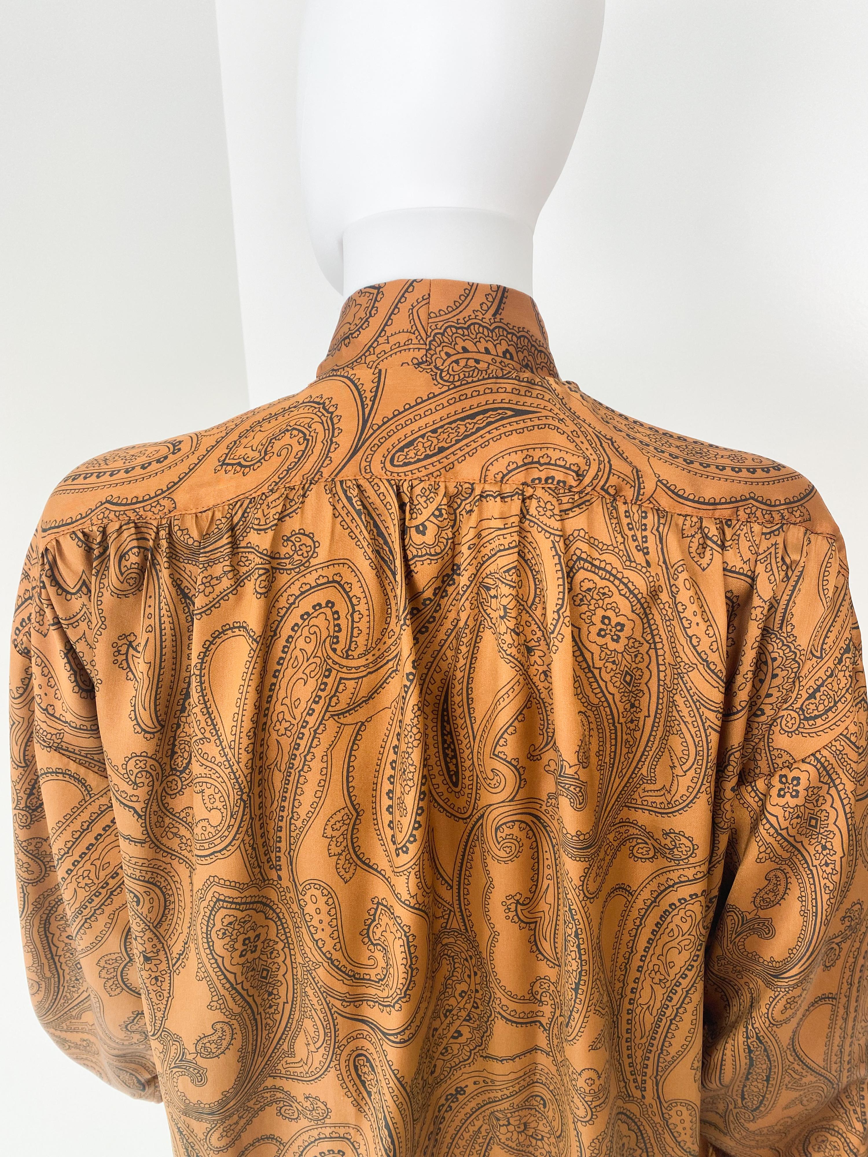 Blusa con Lazo de Viscosa Sedosa, Azafrán y Paisley Negro, Talla 12/14, Años 80 en venta 5