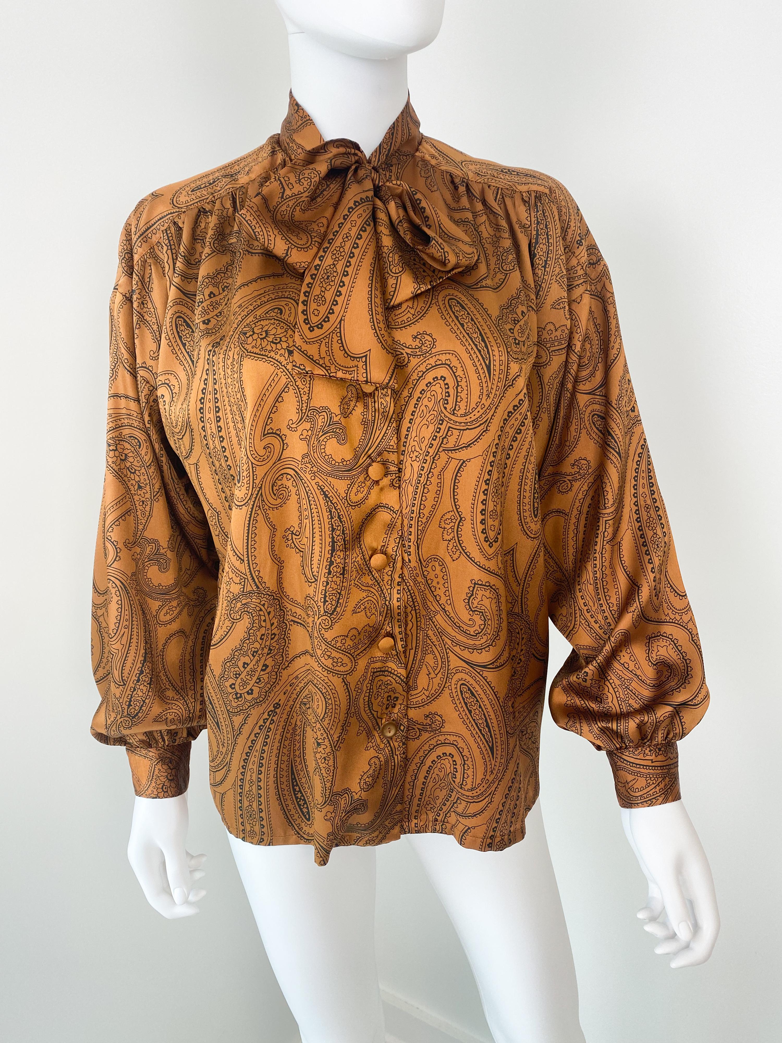 Blusa con Lazo de Viscosa Sedosa, Azafrán y Paisley Negro, Talla 12/14, Años 80 Marrón en venta