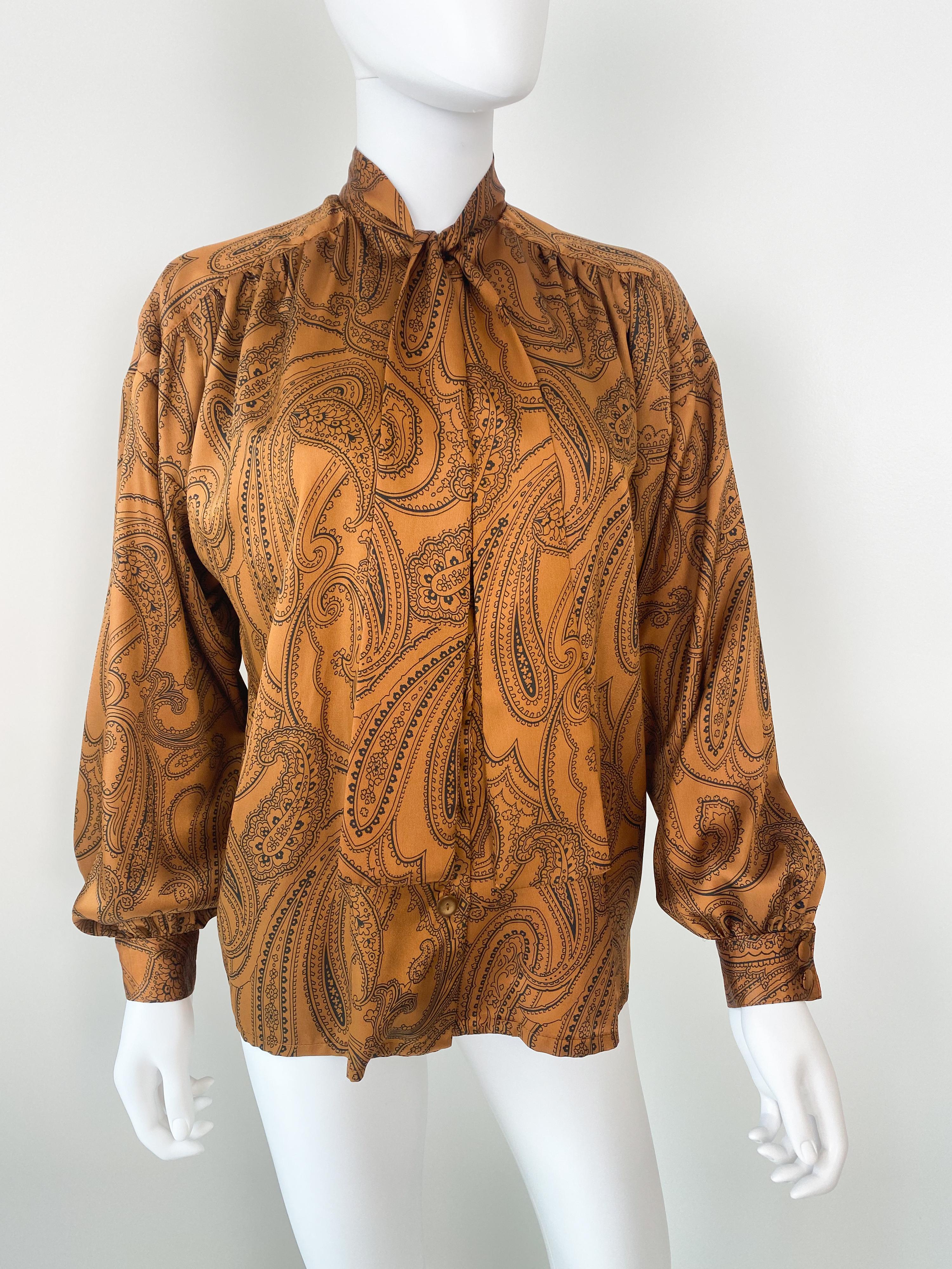 Blusa con Lazo de Viscosa Sedosa, Azafrán y Paisley Negro, Talla 12/14, Años 80 en Excelente estado para la venta en Atlanta, GA