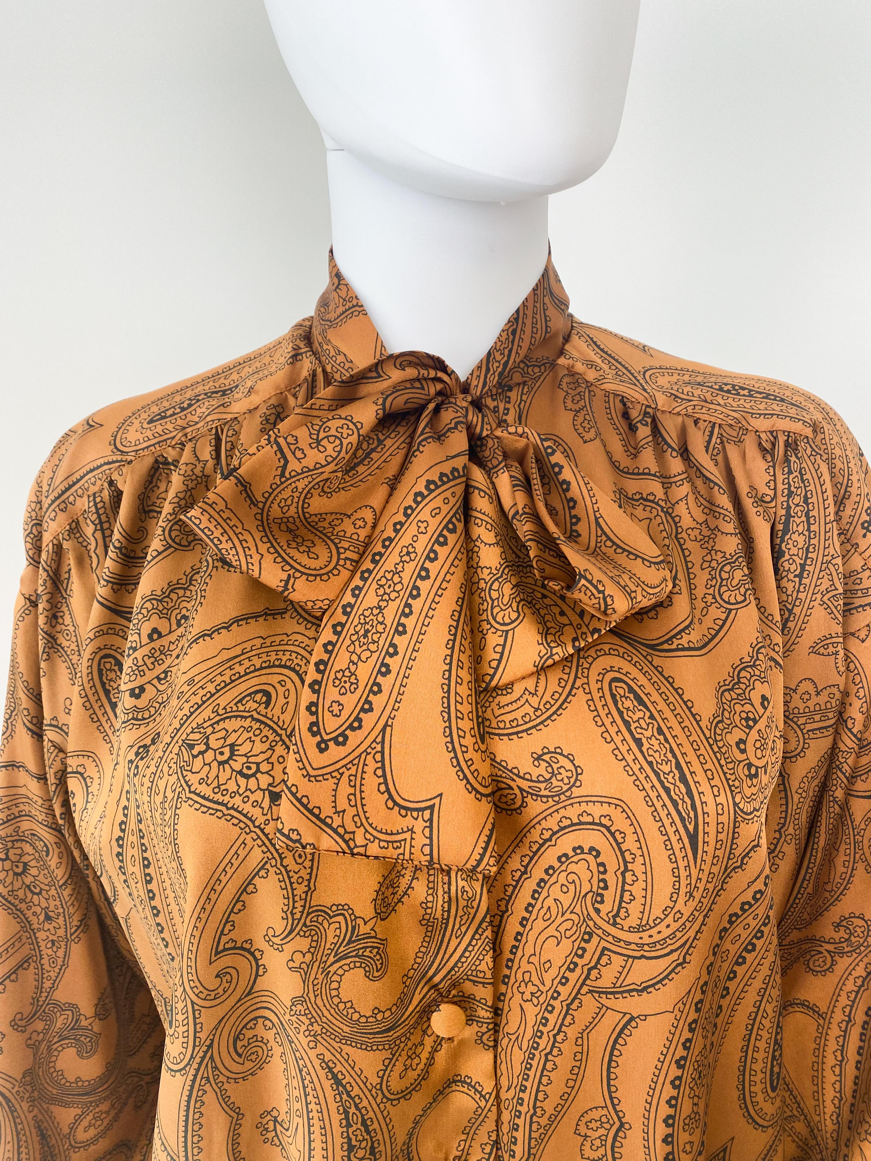De las mujeres Blusa con Lazo de Viscosa Sedosa, Azafrán y Paisley Negro, Talla 12/14, Años 80 en venta