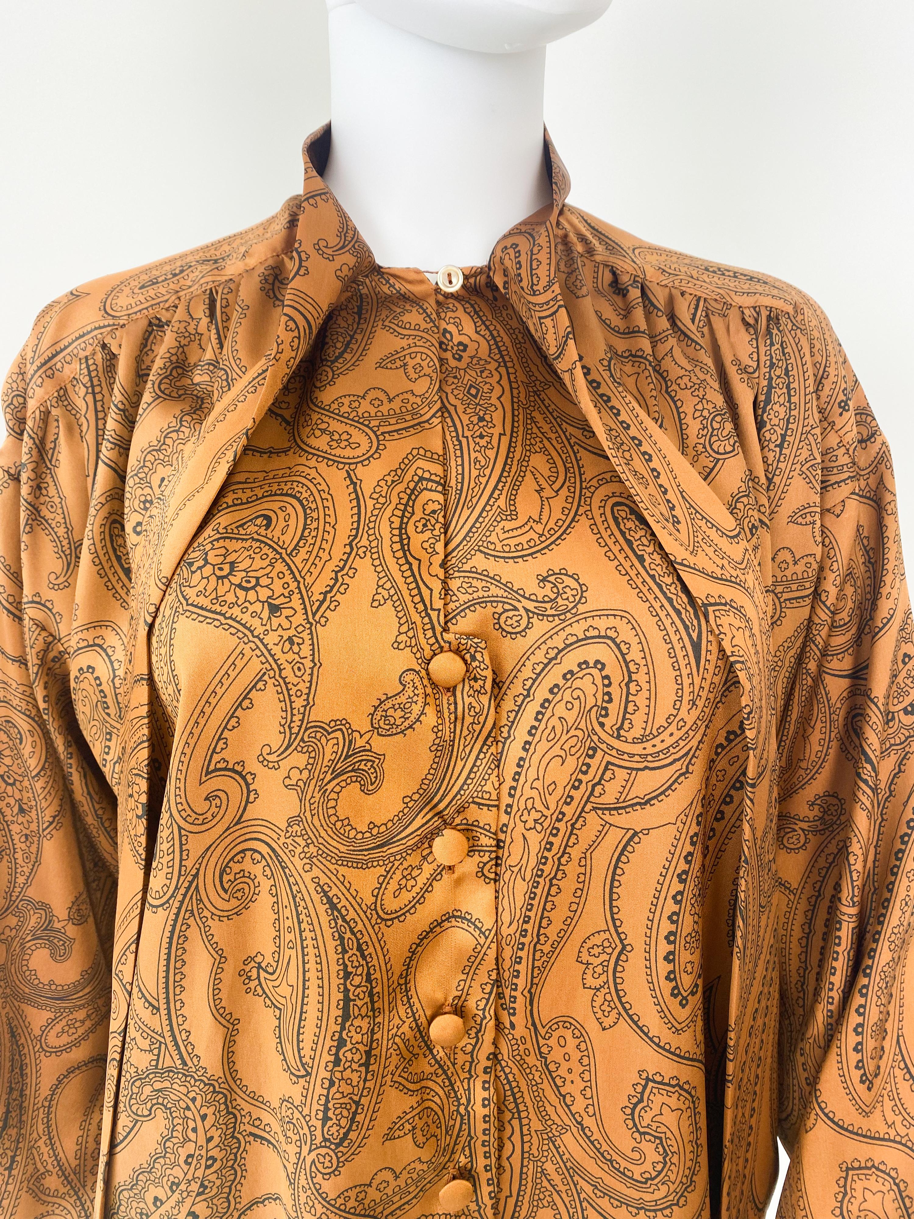 Blusa con Lazo de Viscosa Sedosa, Azafrán y Paisley Negro, Talla 12/14, Años 80 en venta 1