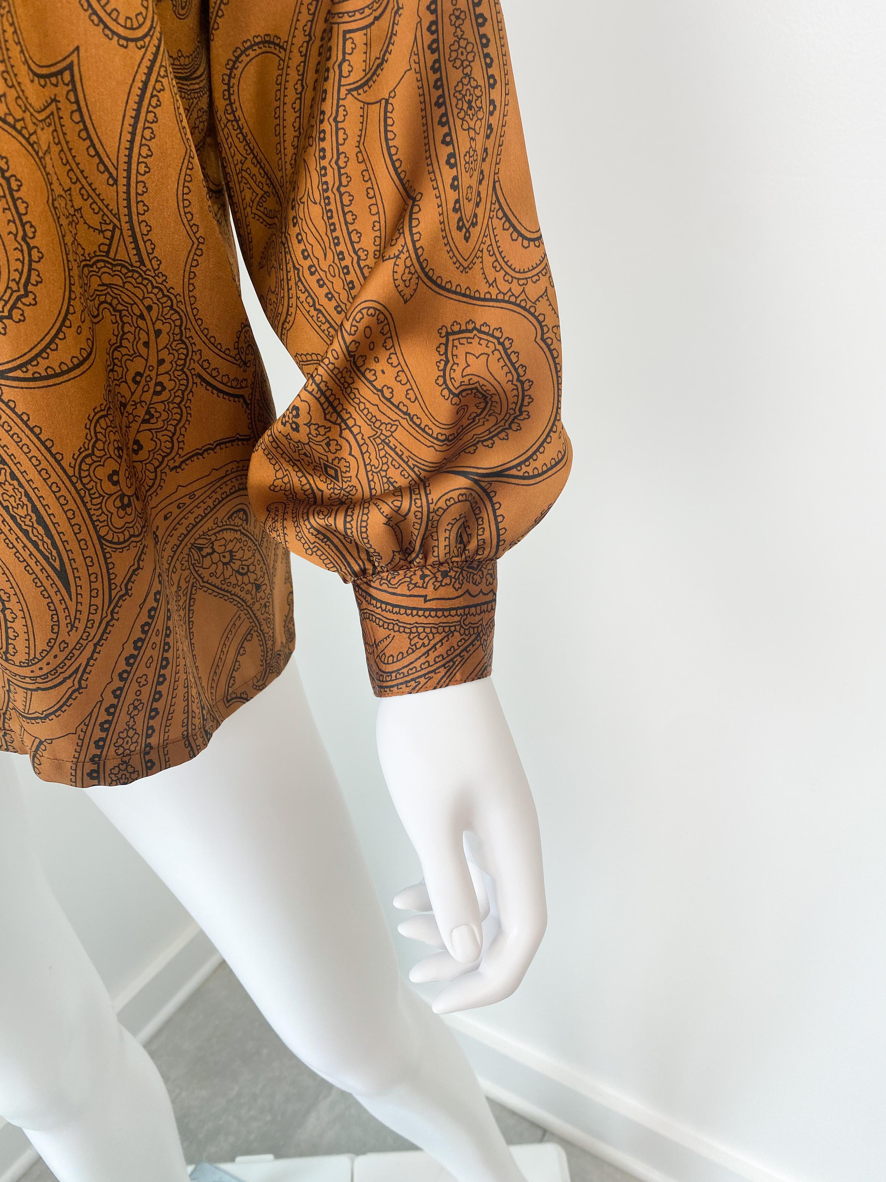 Blusa con Lazo de Viscosa Sedosa, Azafrán y Paisley Negro, Talla 12/14, Años 80 en venta 2