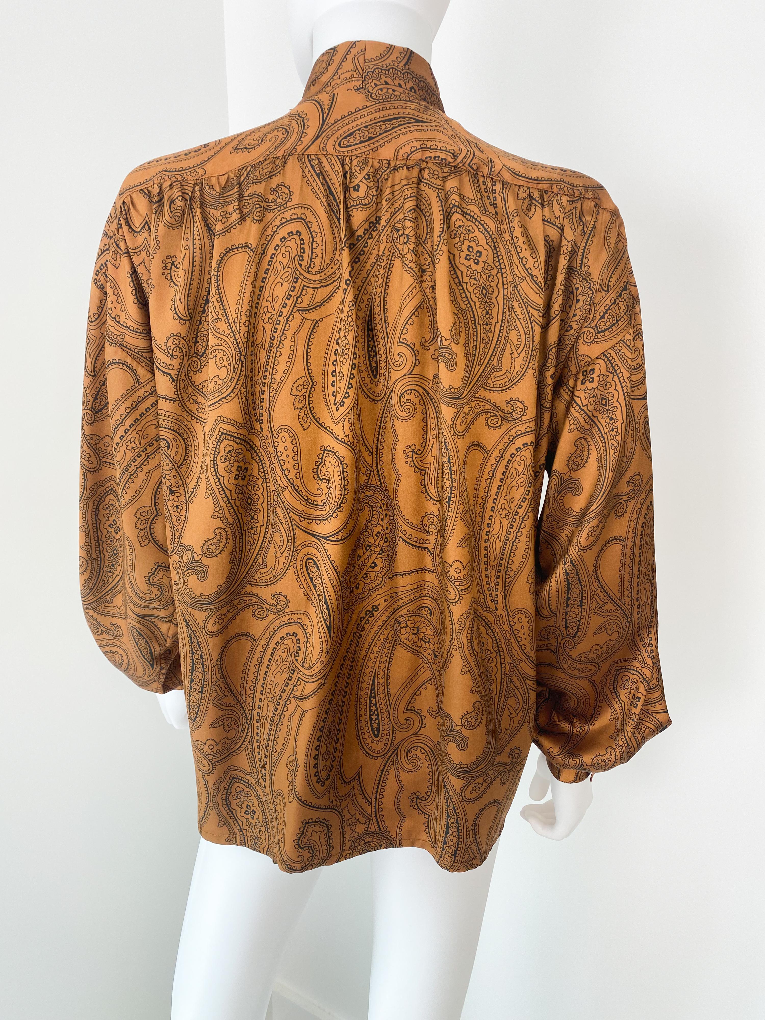 Blusa con Lazo de Viscosa Sedosa, Azafrán y Paisley Negro, Talla 12/14, Años 80 en venta 4