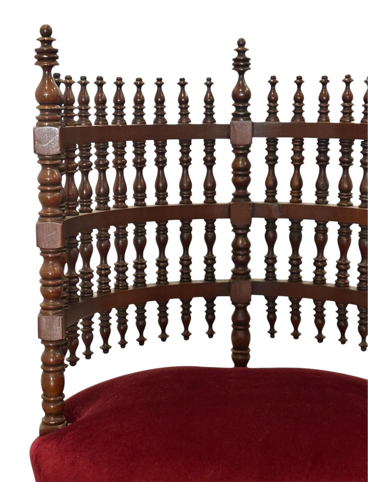 Silla inglesa Arts & Crafts Circa 1.900, realisiert aus Kaobamaterial, mit geschwungenem Bogen und einer Struktur mit gebogenen Abdeckungen.