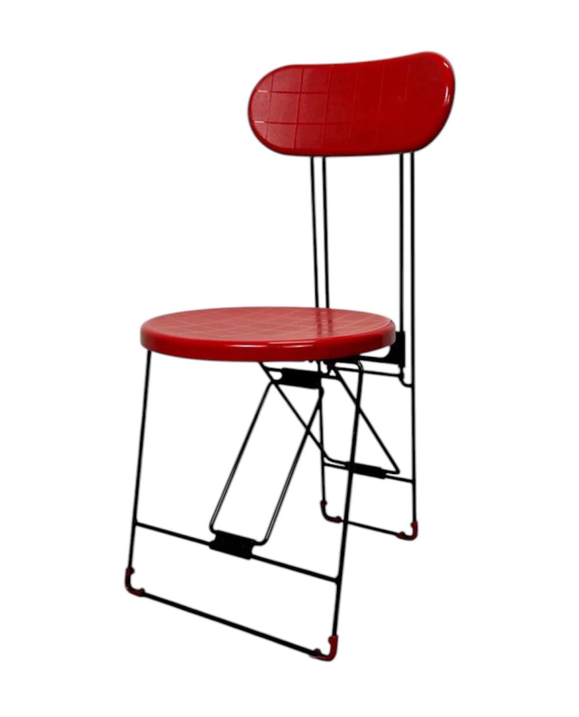 Silla plegable Cricket diseñada por Andries Van Onck, producida por Magis Italia Circa 1.980, en colaboración con Kazuma Yamaguchi.
La silla plegable Cricket nasce dall'idea di riunire figure geométriche semplici (un cerchio, un ovale di colore e
