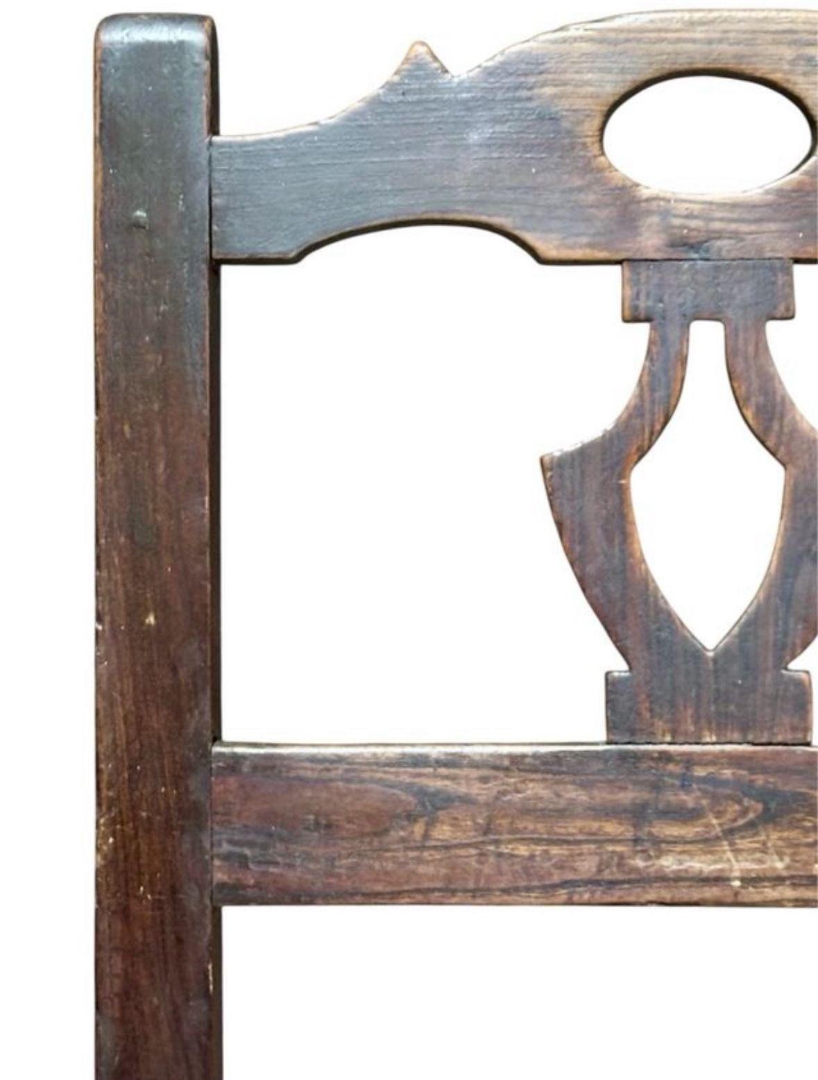 Silla rústica española Circa 1.750, de estilo barroco, realizada en madera de castaño y asiento de enea trenzada.