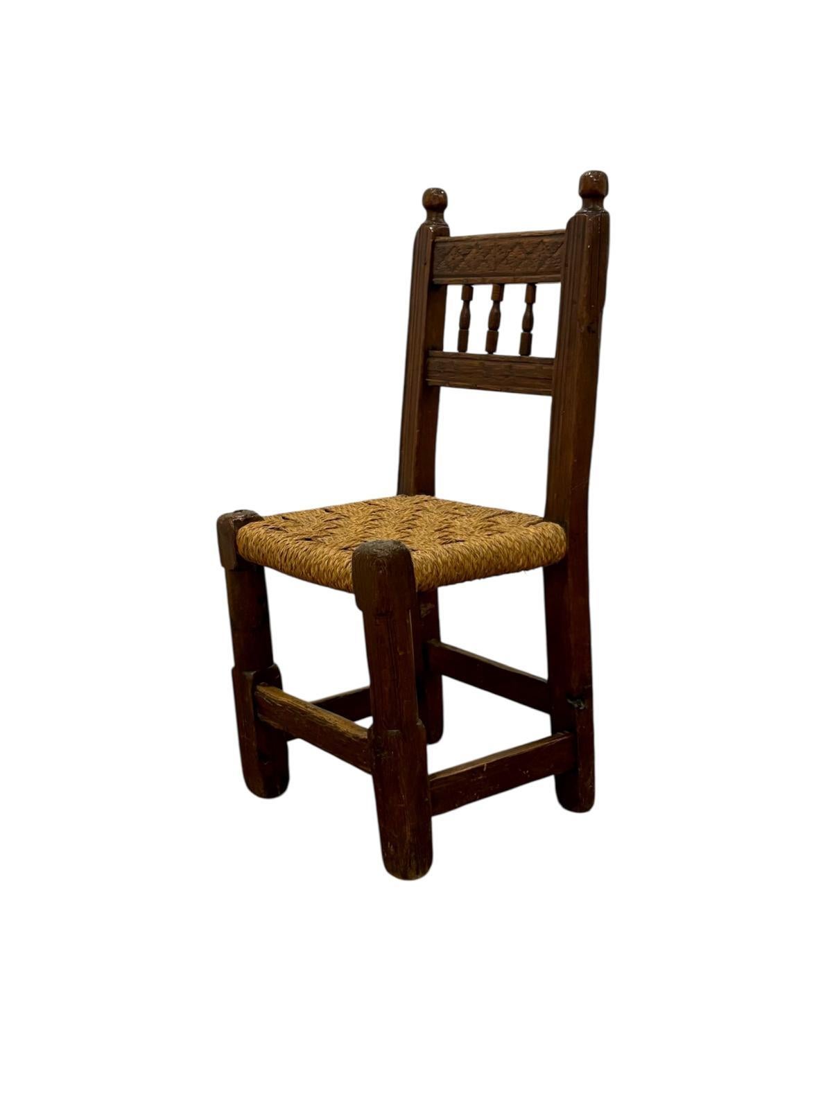 Silla rústica española Circa 1.750.
Silla rústica española Circa 1.750 (siglo XVIII), realizada de forma artesanal con madera de castaño y asiento de enea entrelazada.
Médailles :
Alto respaldo 84cm
Assiette haute 40cm
Ancho 37cm
Fondo 34cm