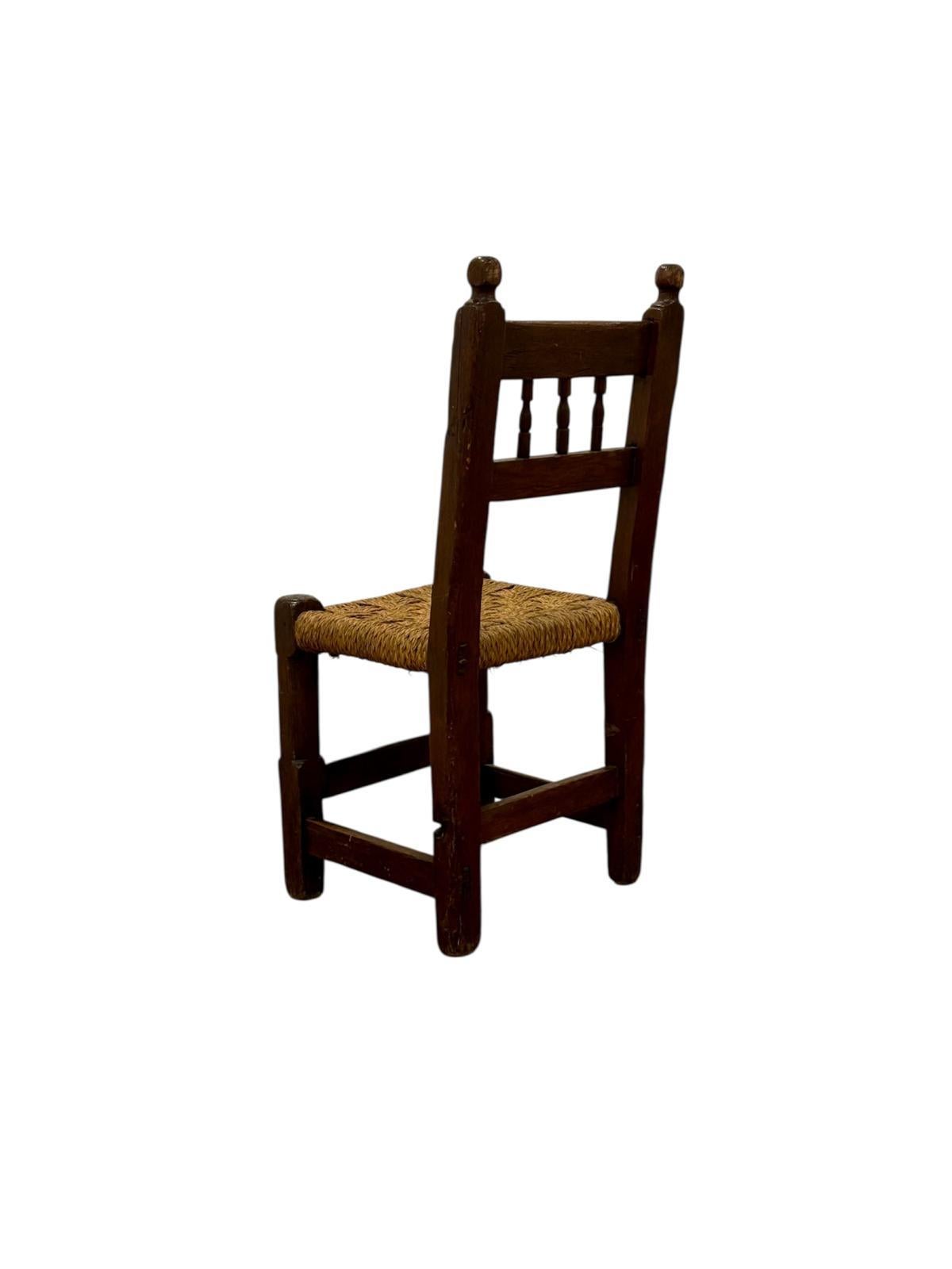 Sculpté à la main Silla rústica española en vente