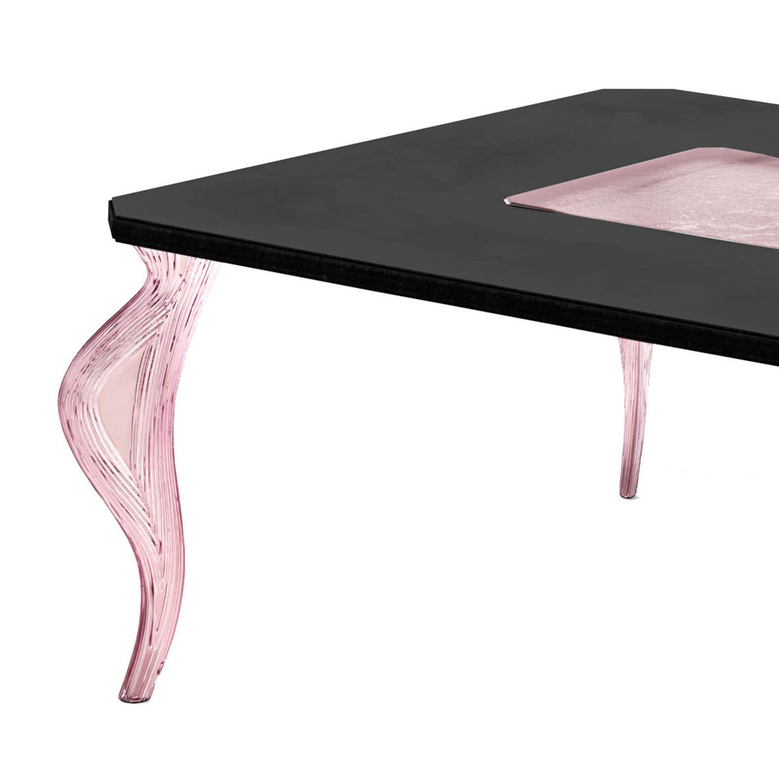 Square table Sillage Rose with solid wood top in black gloss lacquered finish
with 1 central openings in extra light fused glass parts in rose finish, measures: 8mm thickness.
With 4 feets in extra light fused glass in rose finish.