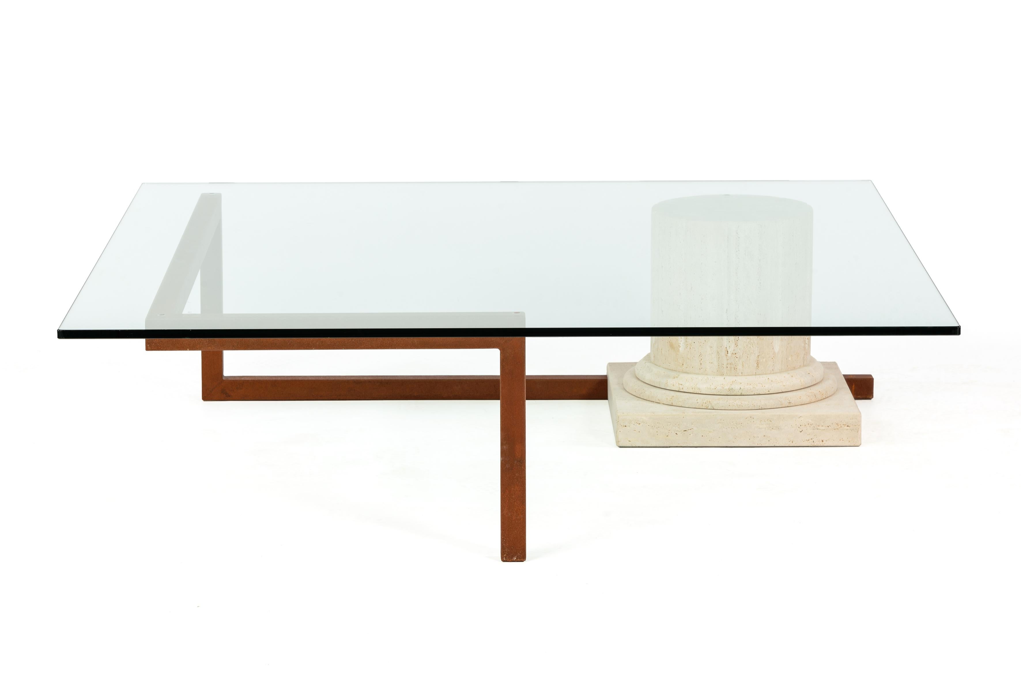 Moderne Table basse Sillar en marbre, travertin et fer oxydé, design contemporain de Meddel en vente