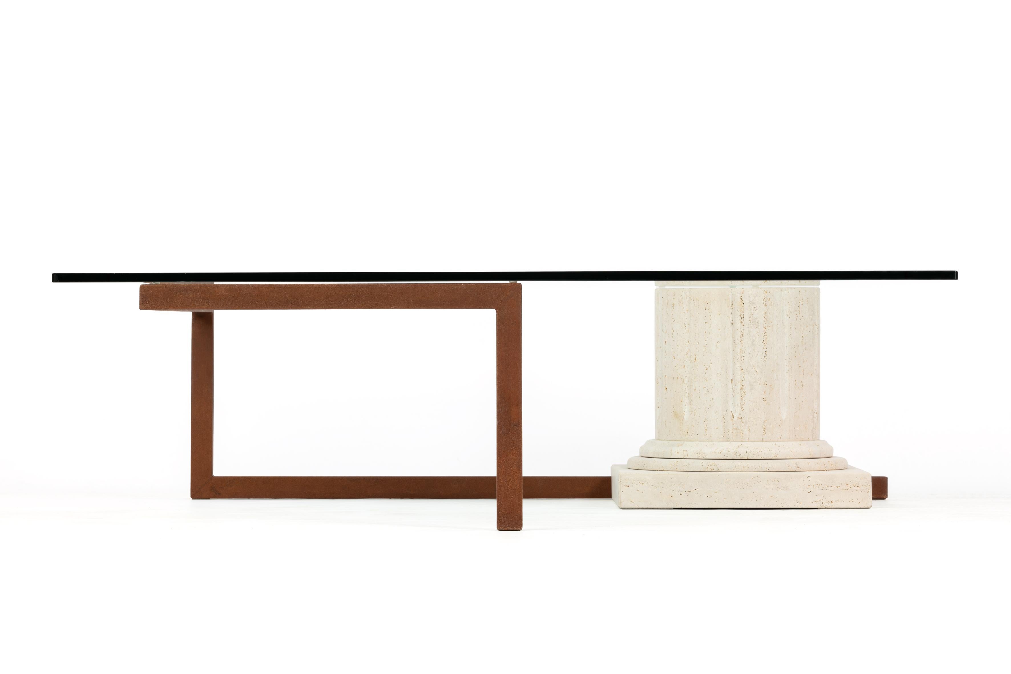 Espagnol Table basse Sillar en marbre, travertin et fer oxydé, design contemporain de Meddel en vente