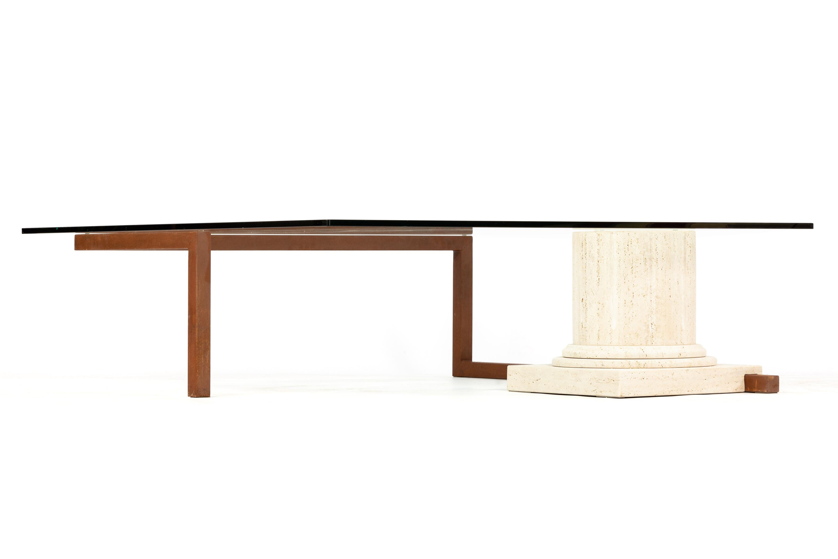 Fait main Table basse Sillar en marbre, travertin et fer oxydé, design contemporain de Meddel en vente