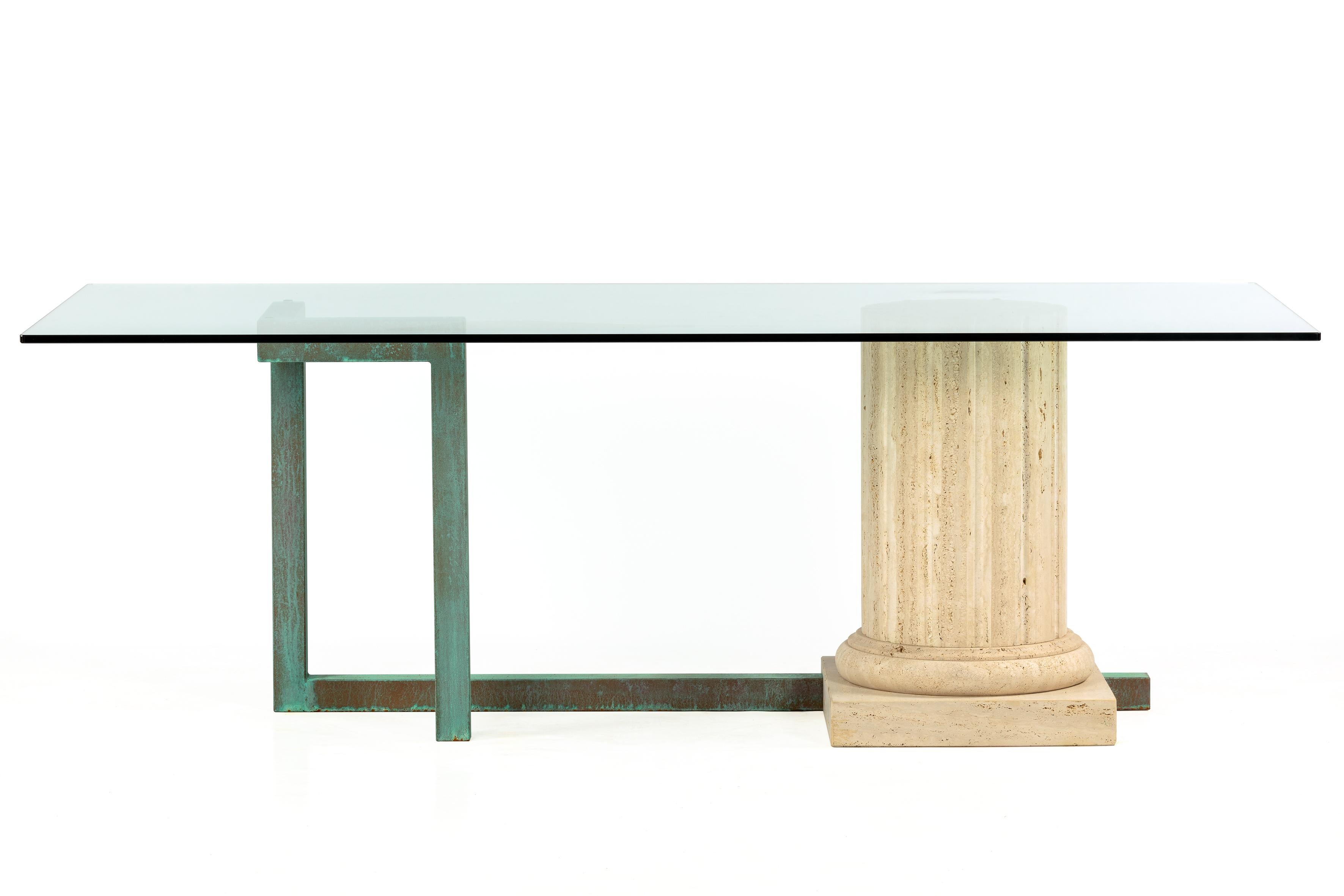 Table de salle à manger SILLAR avec une colonne en marbre travertin à structure creuse, de style contemporain et proportionné. La structure est traversée à sa base par une structure métallique de cuivre oxydé, la terminaison de la pièce métallique