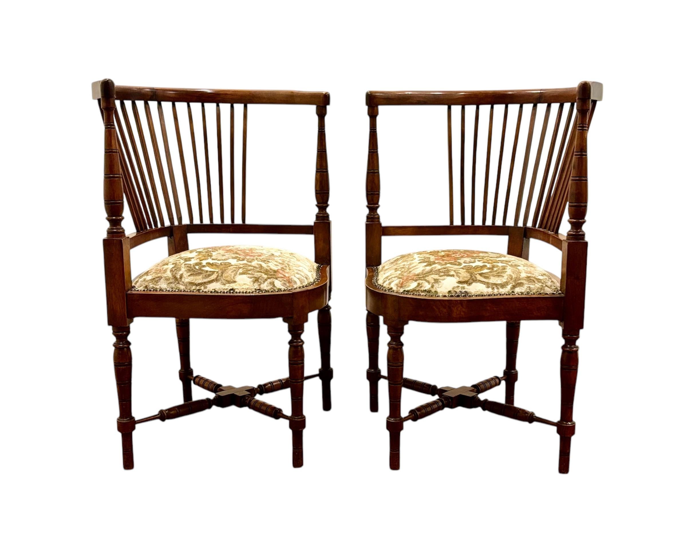 Sillas esquineras inglesa victorianas Circa 1.880, realizadas en madera de roble, con respaldo de varillas curvado  y cruceta en las patas.