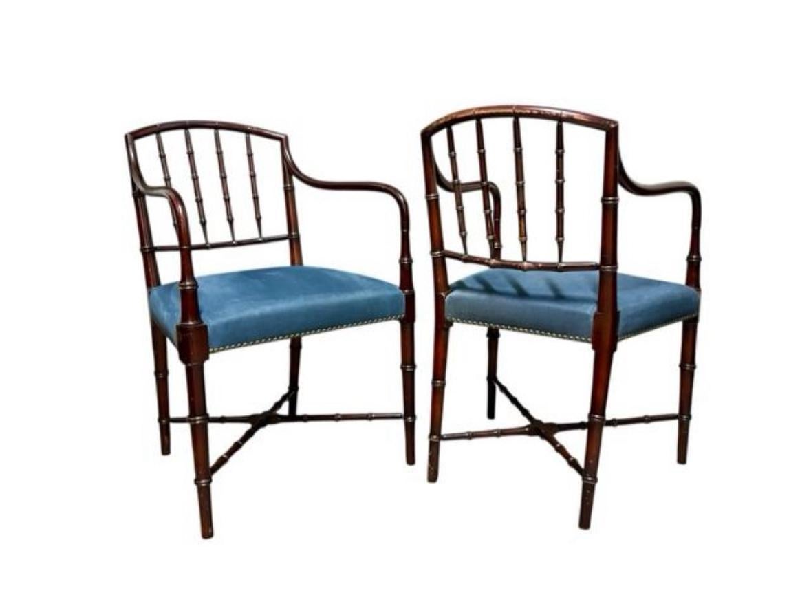 Sillas francesas Circa 1.920, de falso bambú y realizadas en madera de Caoba, con las patas unidas con crucetas.