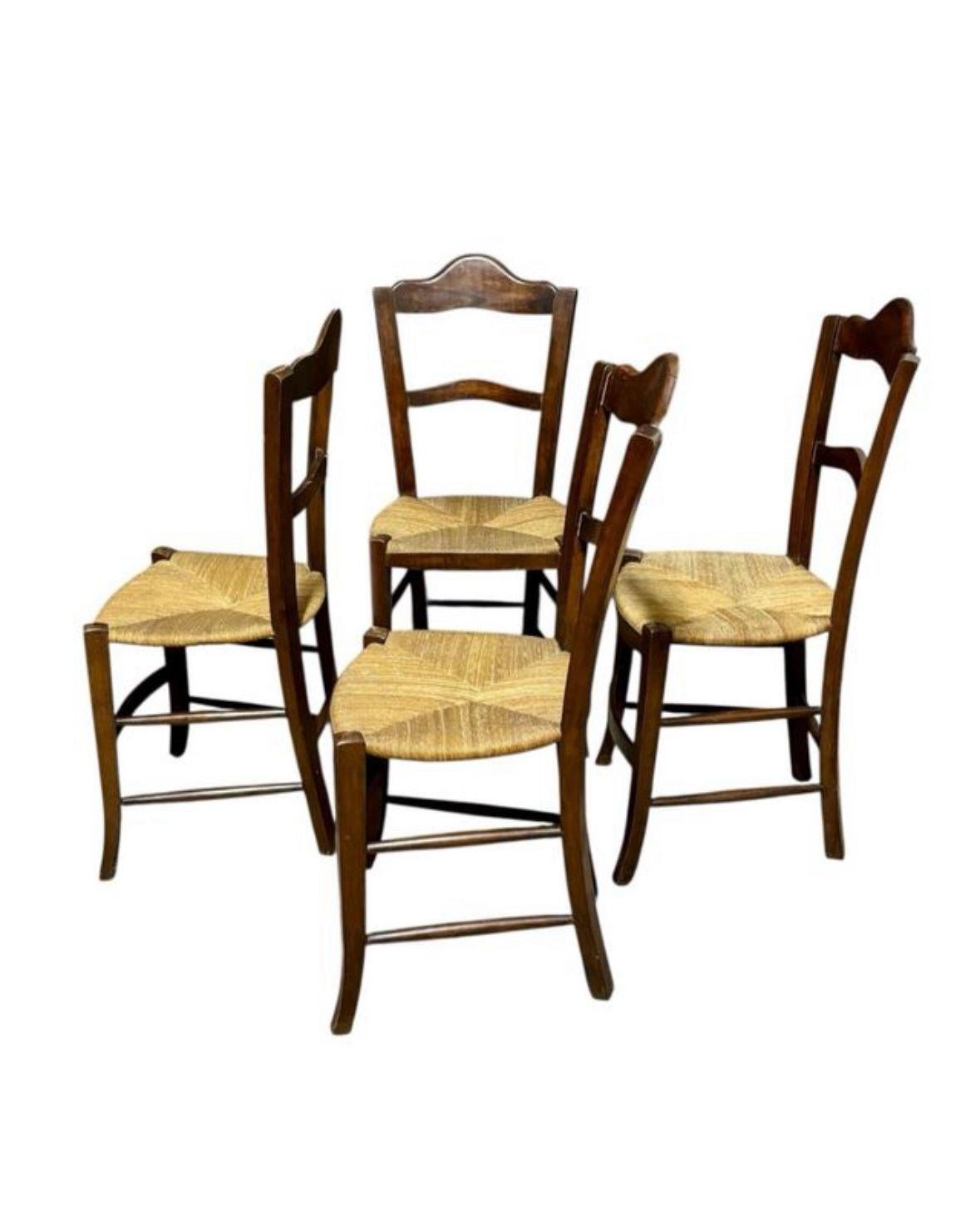 Sillas rústicas francesas Circa 1.870, realizadas en madera de roble y enea.