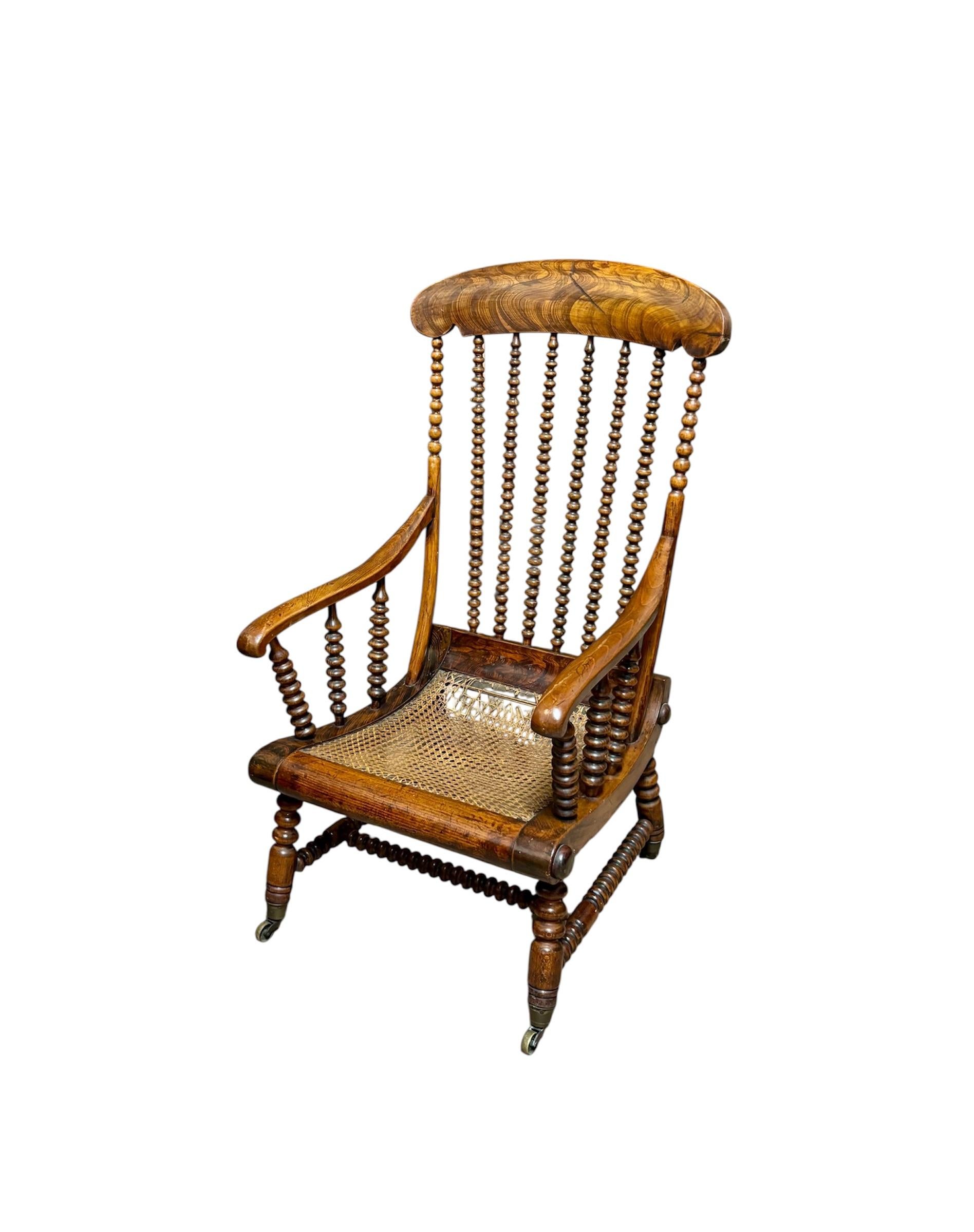 Sillón “bobbin” inglés Circa 1.850.
Sillón “bobbin” inglés Circa 1.850, realizado en madera de Roble teñida, con estructura bobinada y ruedas originales de latón. 
Posiblemente con influencias del estilo Windsor, por la forma del respaldo. 
Medidas:
