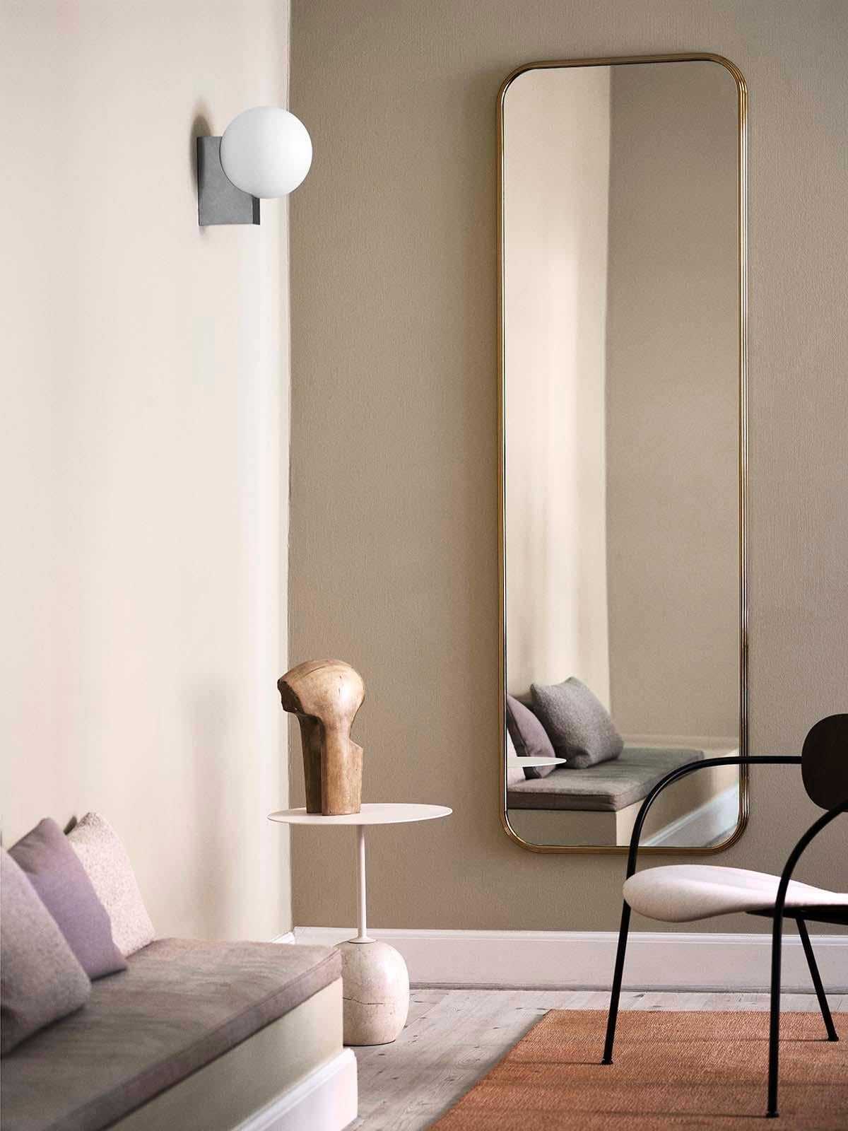 La série Sillon , conçue par Sebastian Herkner pour &Tradition, s'inspire du mouvement Art déco français. 
La série de miroirs Sillon est ponctuée d'un cadre ondulé qui contraste magnifiquement avec le verre lisse et réfléchissant. 
Le cadre est